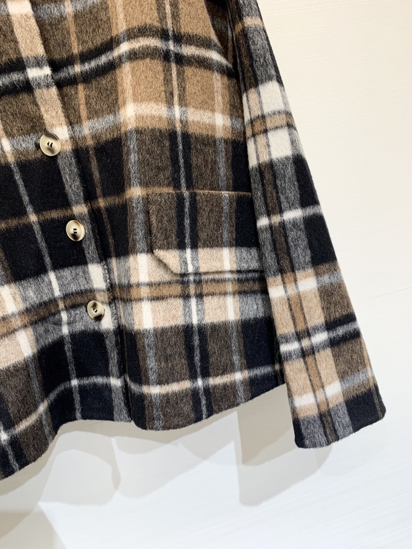 𝐂𝐡𝐥𝐨𝐞 2025 秋冬经典款 拼接格纹羊绒外套，🉑拆卸毛领，95%羊毛5%羊绒，挺括的版型，肉眼可见