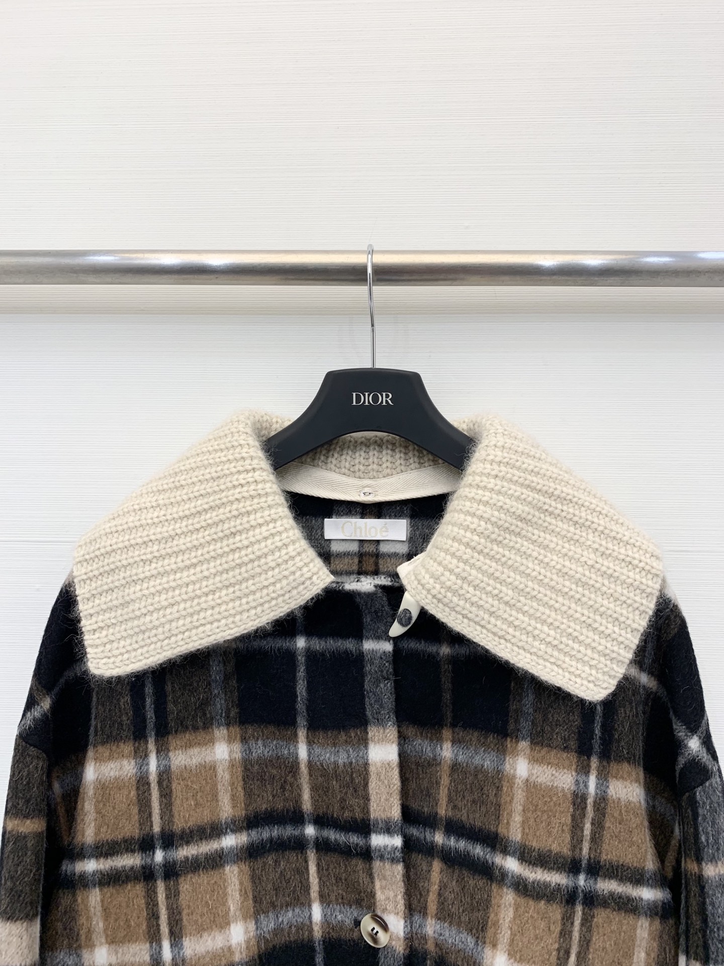 𝐂𝐡𝐥𝐨𝐞 2025 秋冬经典款 拼接格纹羊绒外套，🉑拆卸毛领，95%羊毛5%羊绒，挺括的版型，肉眼可见