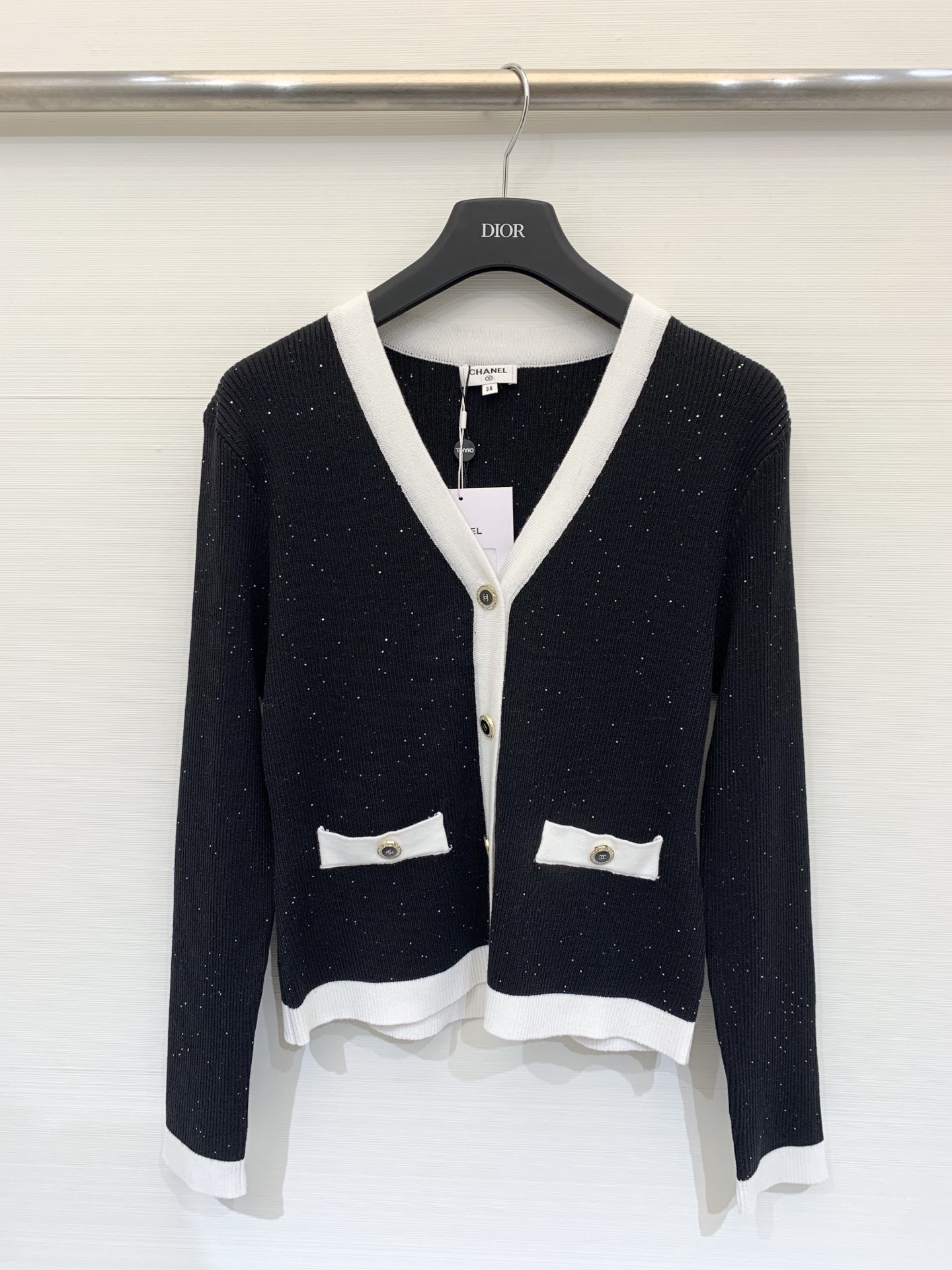 Chanel 25早秋新款 拼色V领针织长袖开衫 两色sml 。