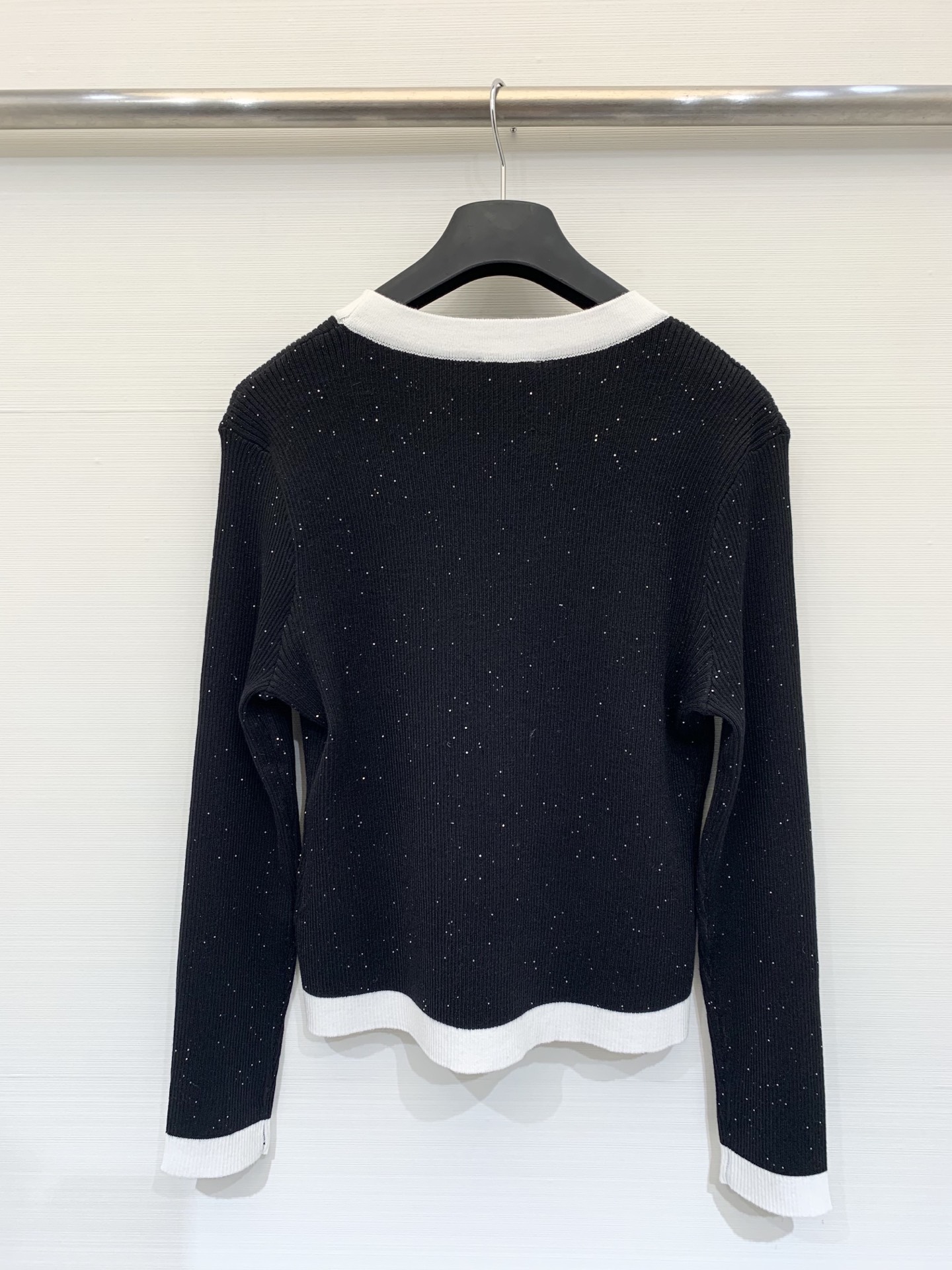 Chanel 25早秋新款 拼色V领针织长袖开衫 两色sml 。