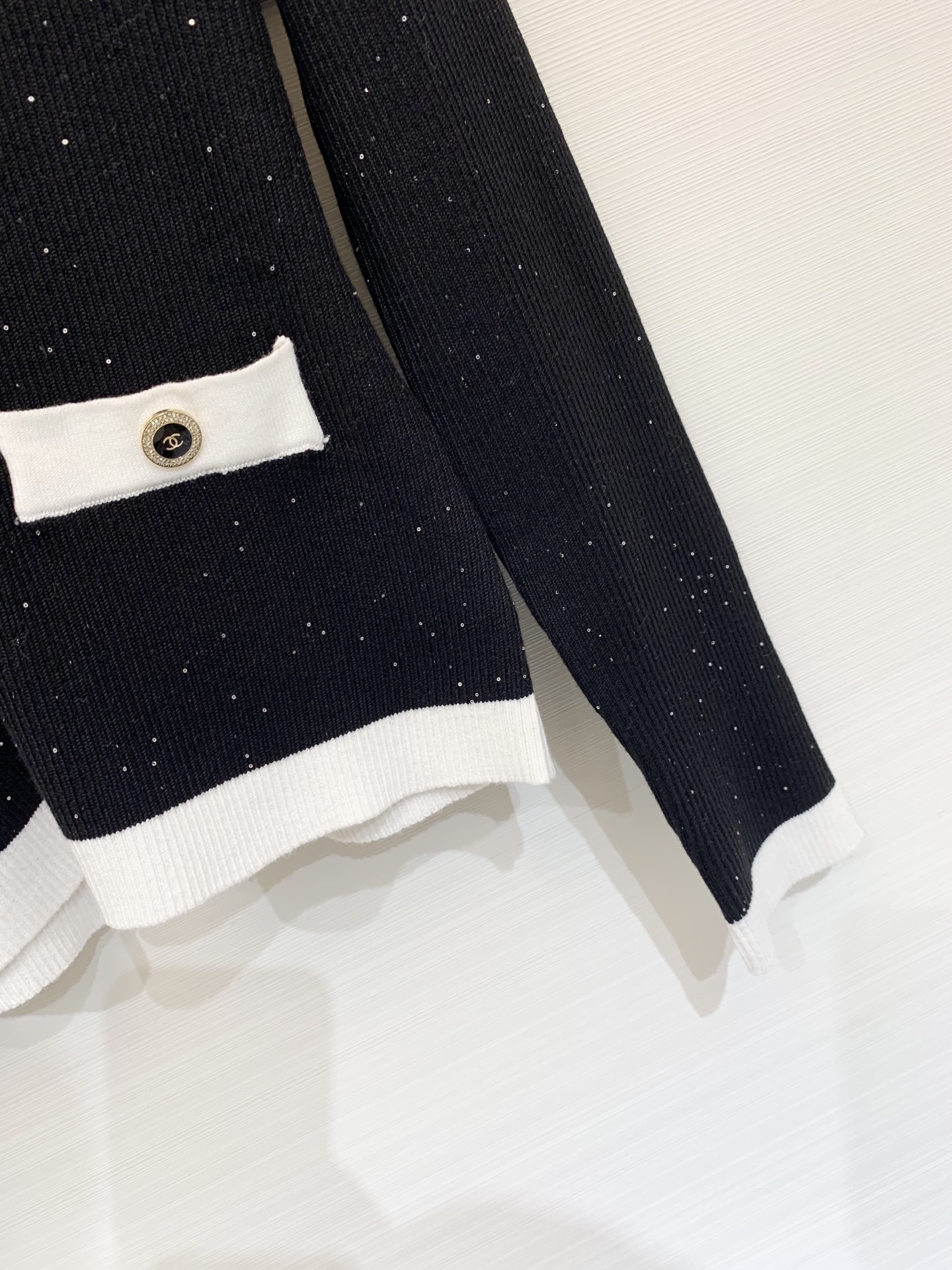 Chanel 25早秋新款 拼色V领针织长袖开衫 两色sml 。