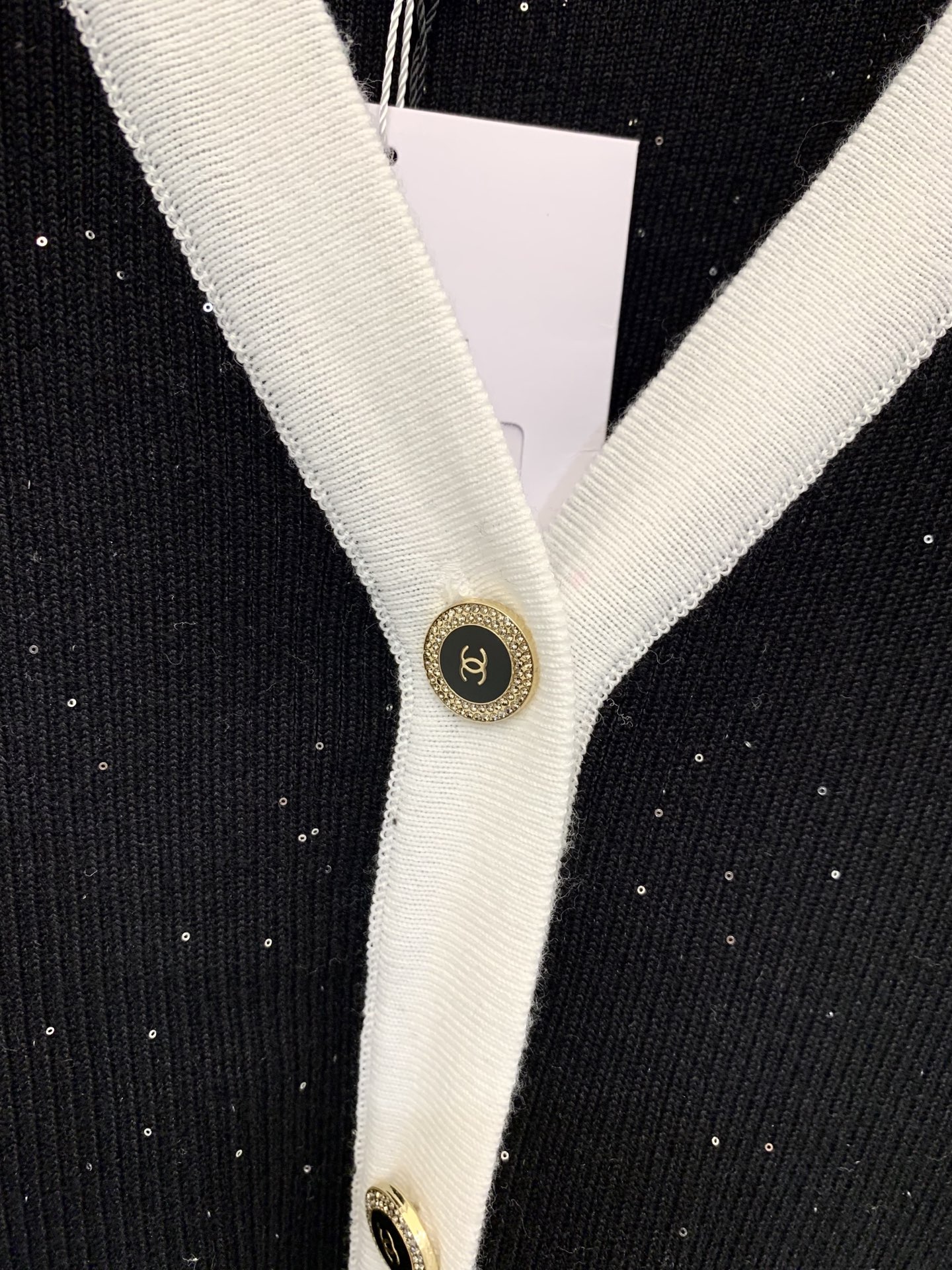 Chanel 25早秋新款 拼色V领针织长袖开衫 两色sml 。