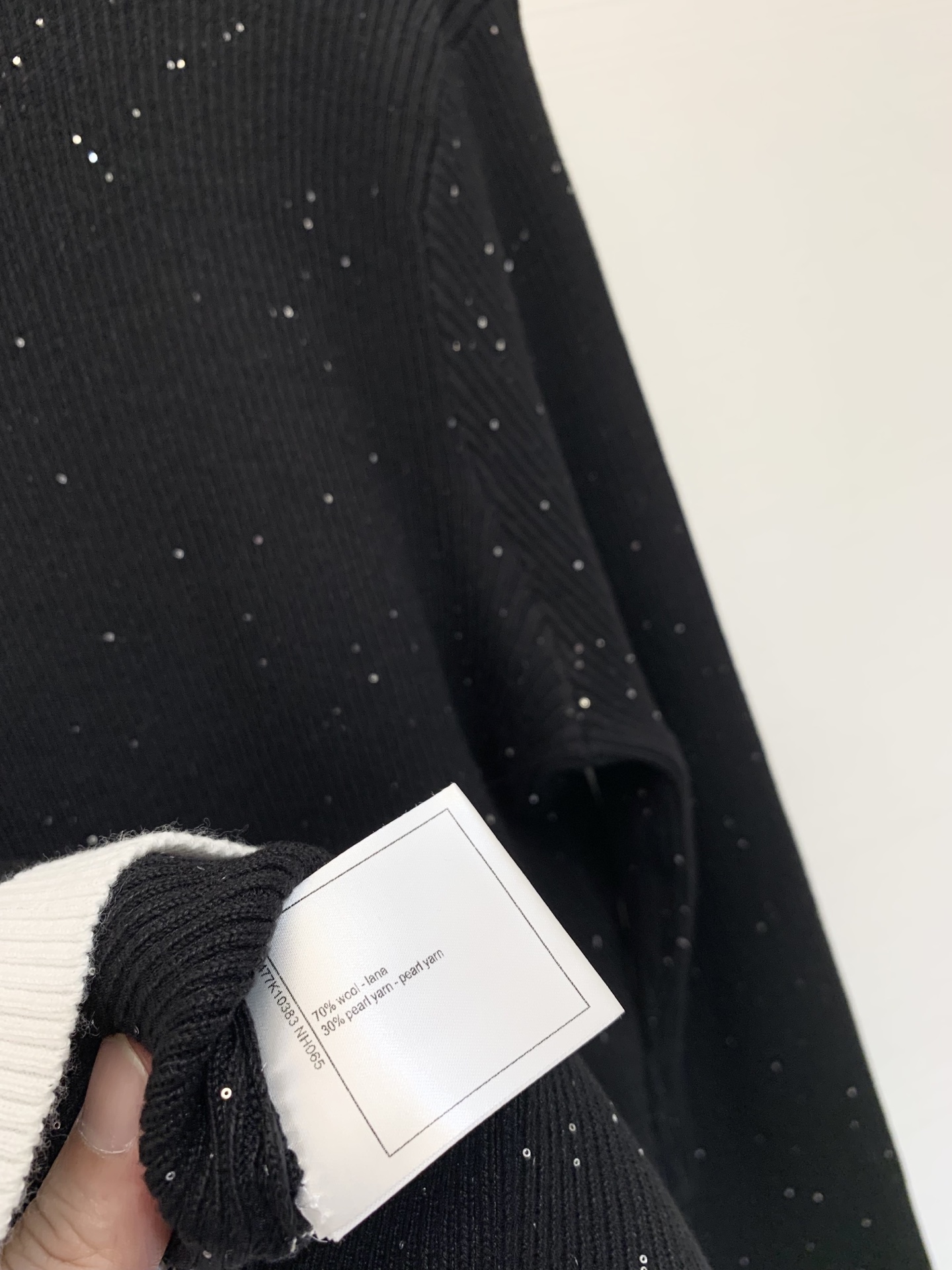 Chanel 25早秋新款 拼色V领针织长袖开衫 两色sml 。