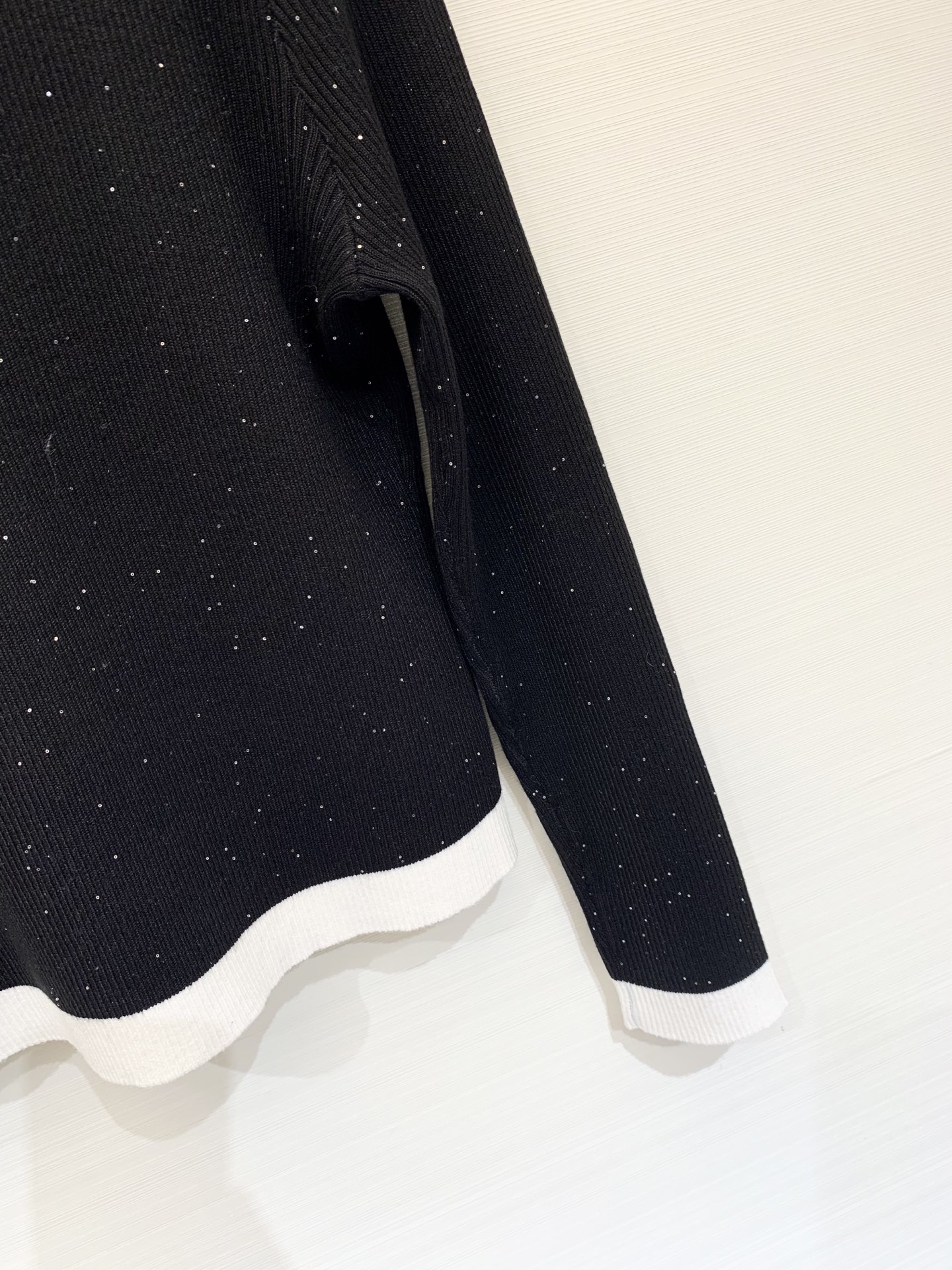 Chanel 25早秋新款 拼色V领针织长袖开衫 两色sml 。