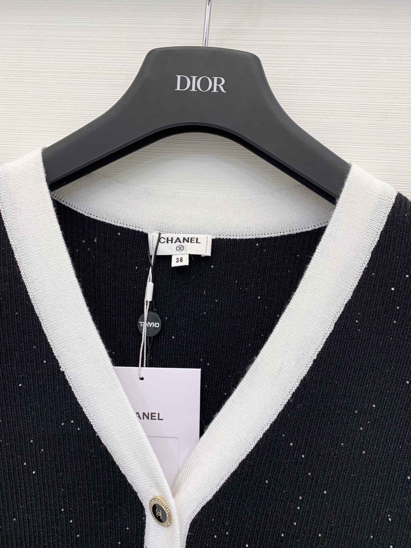 Chanel 25早秋新款 拼色V领针织长袖开衫 两色sml 。