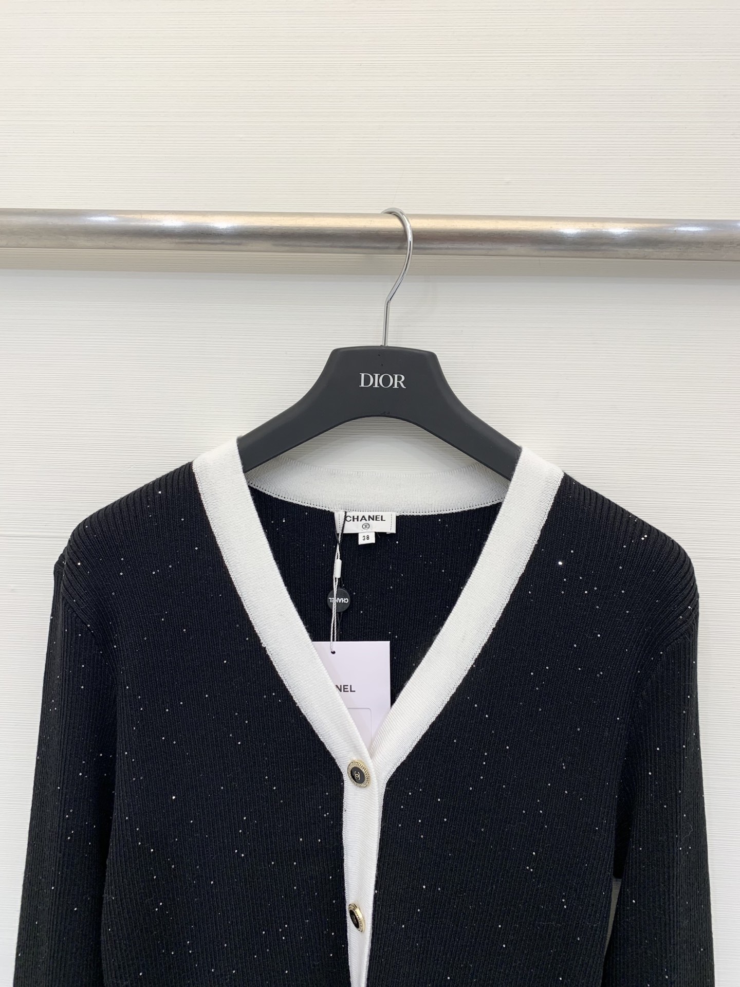 Chanel 25早秋新款 拼色V领针织长袖开衫 两色sml 。