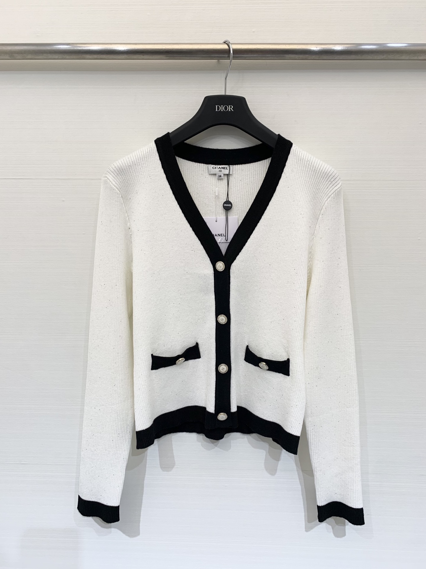 NO:498332,Chanel 25 early autumn new style color-blocking V-neck knitted long-sleeved cardigan two-color sml, chanel, alexander wang19860909Chanel 25早秋新款 拼色V领针织长袖开衫 两色sml,,chanel,alexander wang,Women's clothing