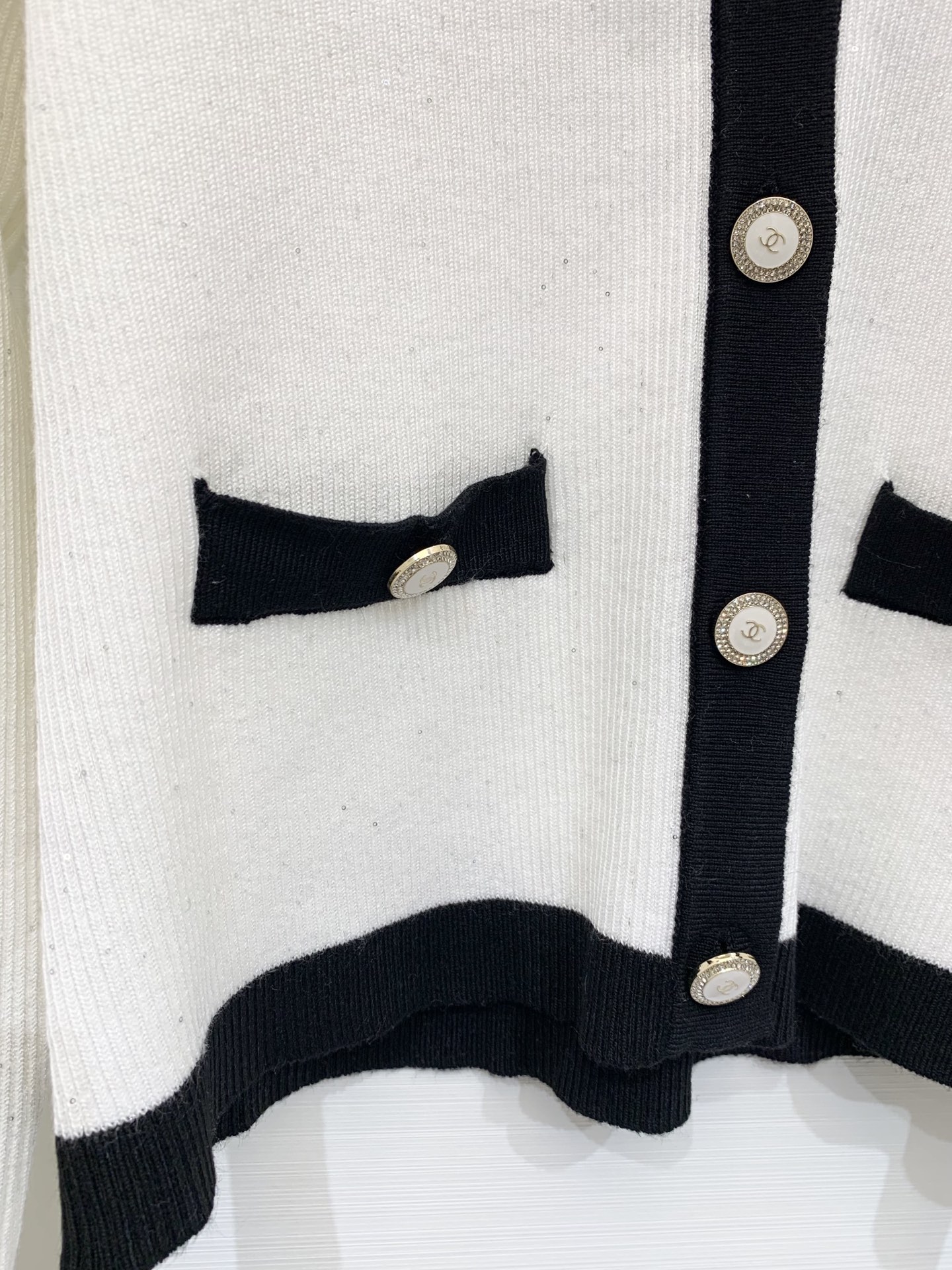 Chanel 25早秋新款 拼色V领针织长袖开衫 两色sml 。