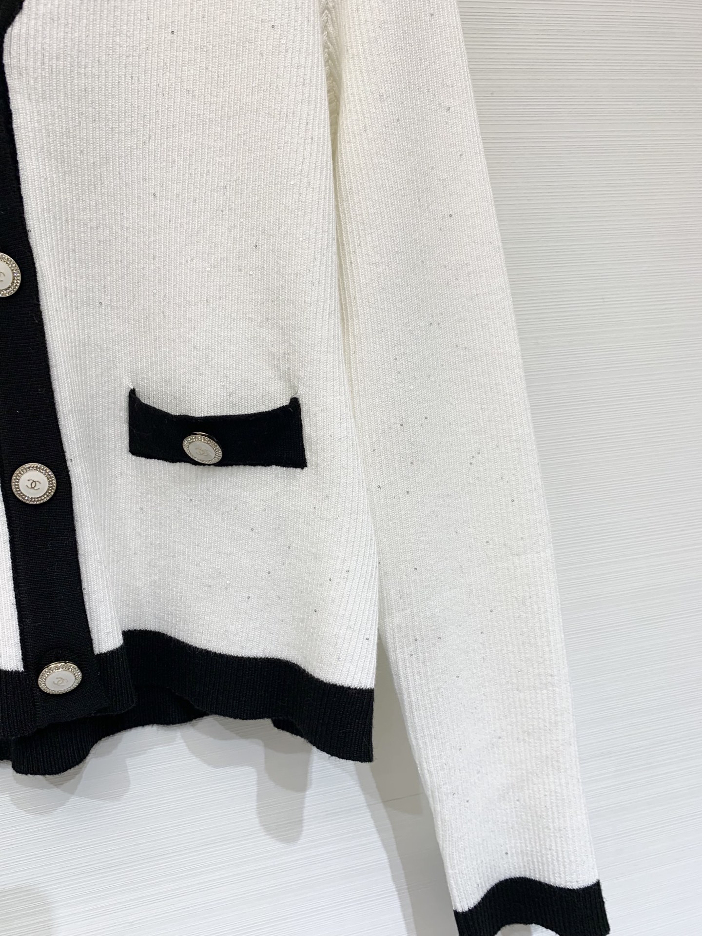 Chanel 25早秋新款 拼色V领针织长袖开衫 两色sml 。