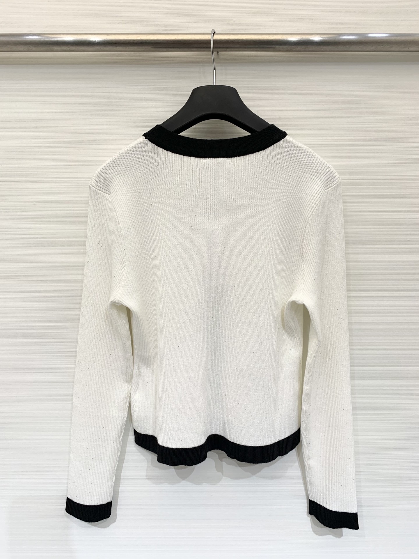 Chanel 25早秋新款 拼色V领针织长袖开衫 两色sml 。