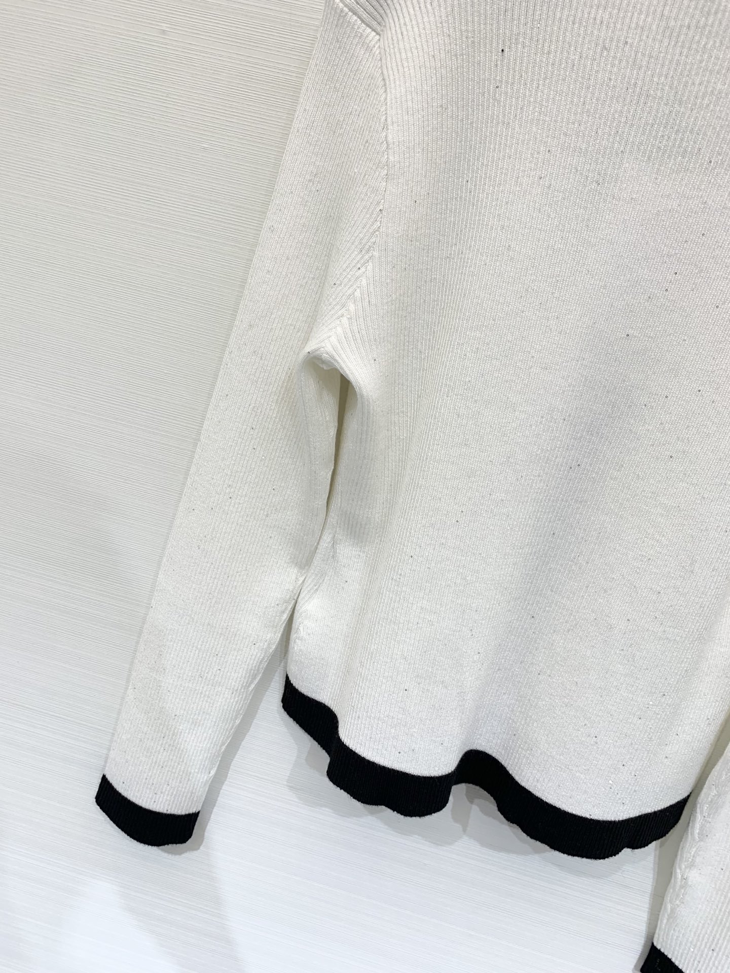 Chanel 25早秋新款 拼色V领针织长袖开衫 两色sml 。