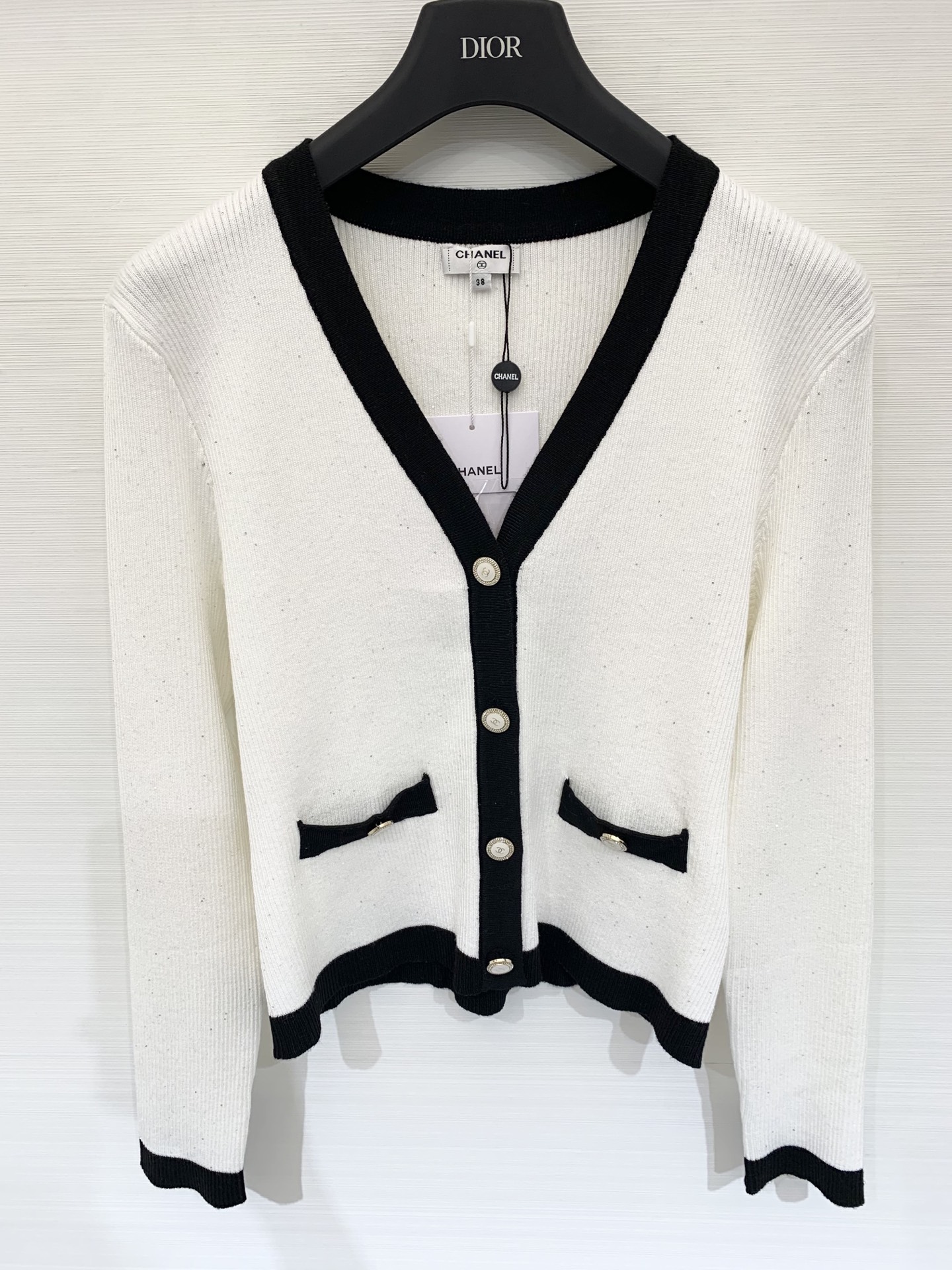 Chanel 25早秋新款 拼色V领针织长袖开衫 两色sml 。