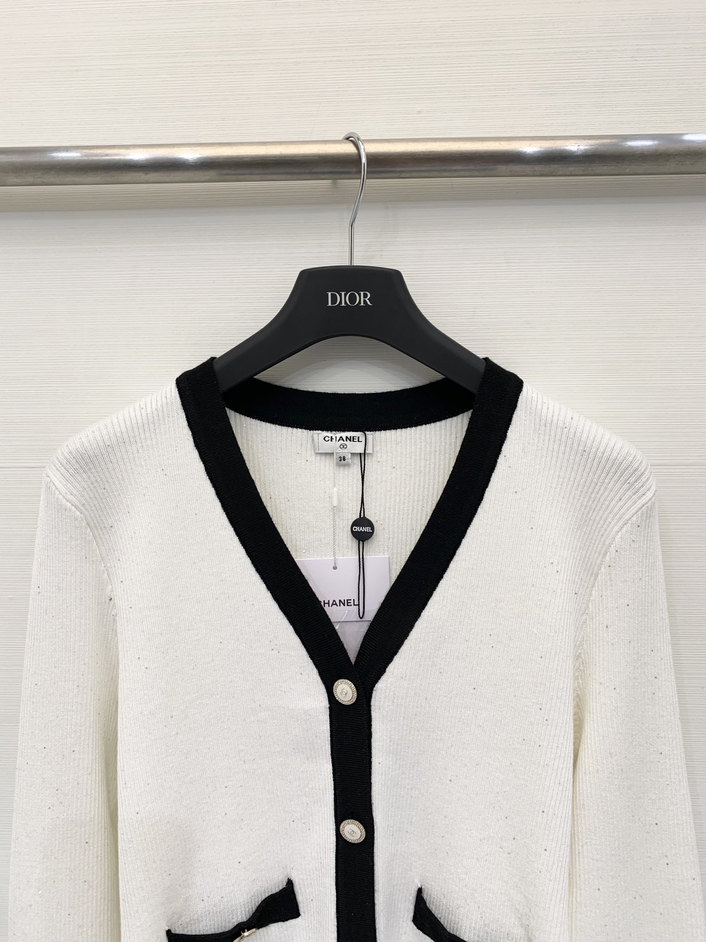 Chanel 25早秋新款 拼色V领针织长袖开衫 两色sml 。