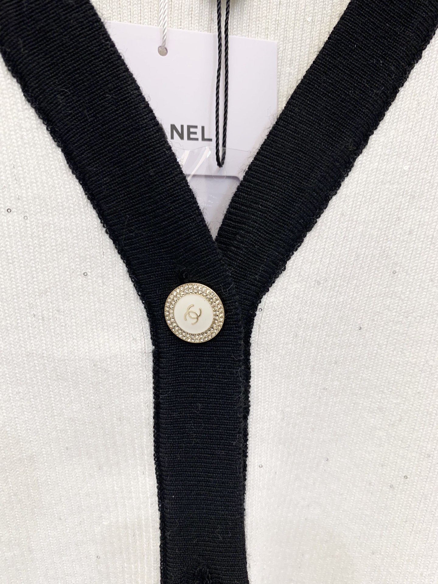 Chanel 25早秋新款 拼色V领针织长袖开衫 两色sml 。