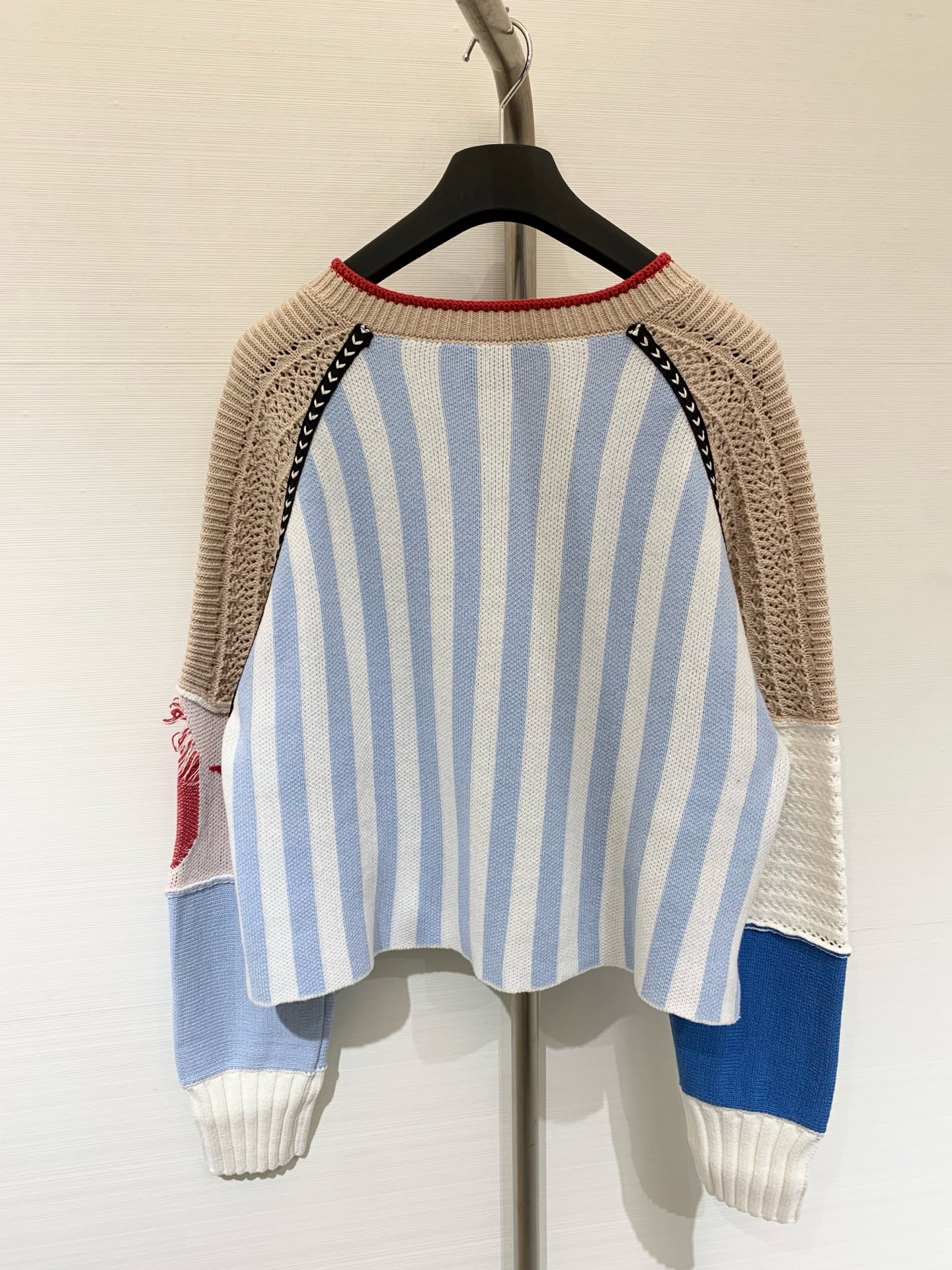 Sacai 25早秋新款 拼接撞色V领针织衫 前长后短设计 多位拼接设计 一件需要超级废料 不同材质与色