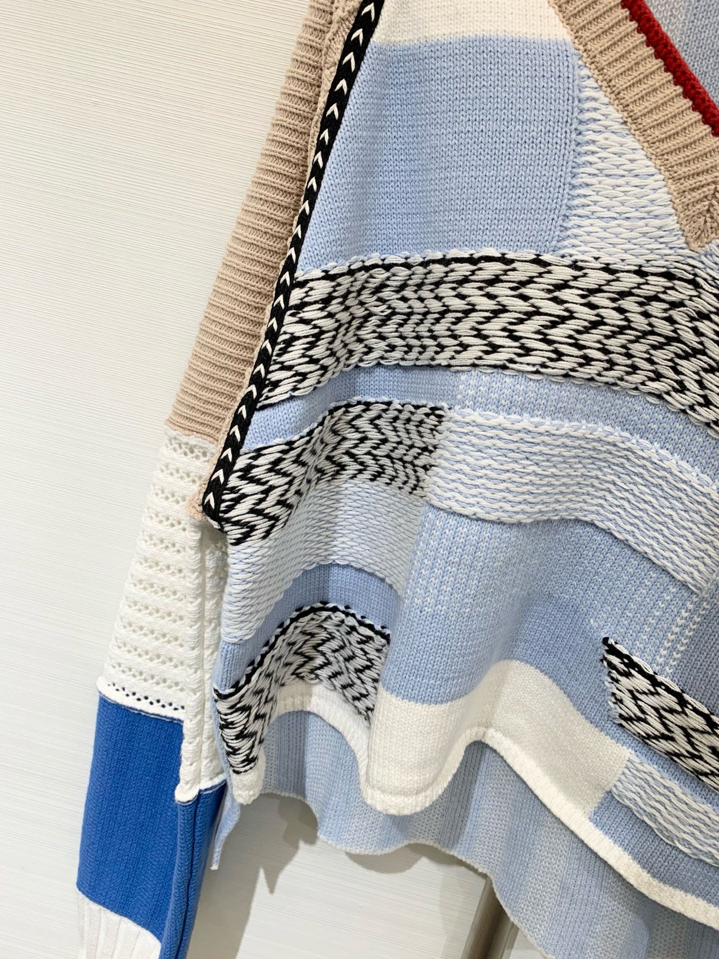 Sacai 25早秋新款 拼接撞色V领针织衫 前长后短设计 多位拼接设计 一件需要超级废料 不同材质与色