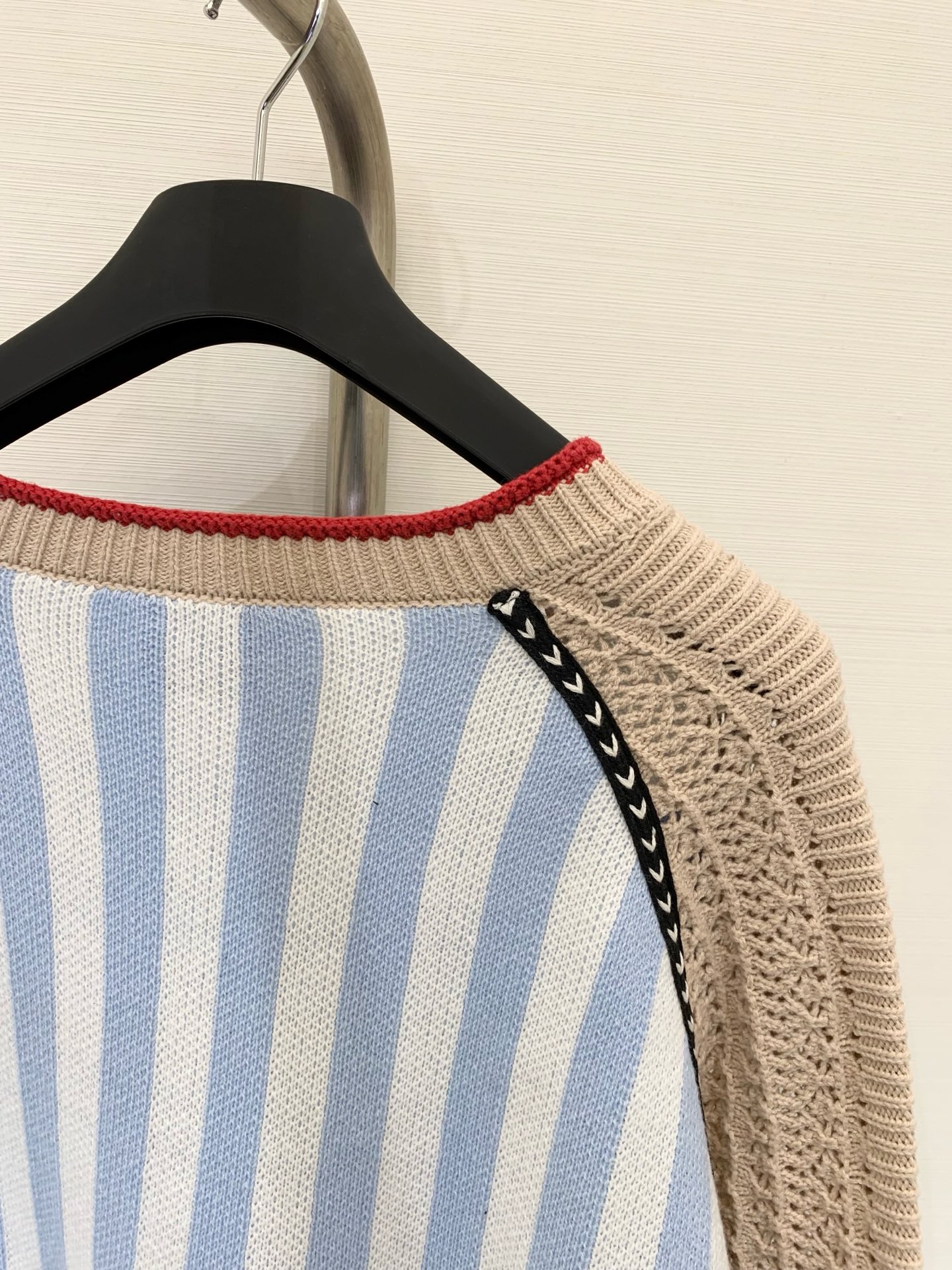 Sacai 25早秋新款 拼接撞色V领针织衫 前长后短设计 多位拼接设计 一件需要超级废料 不同材质与色