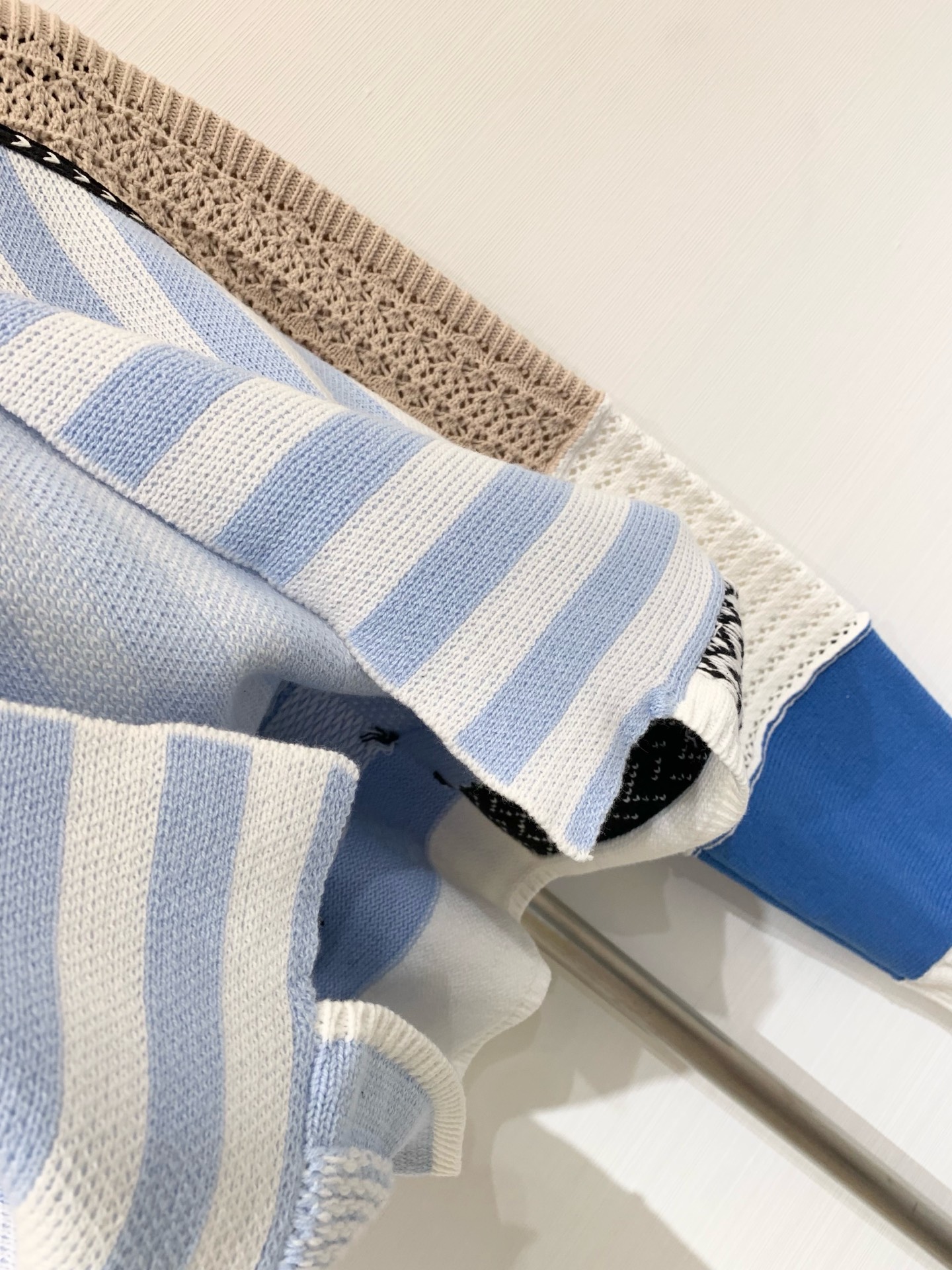 Sacai 25早秋新款 拼接撞色V领针织衫 前长后短设计 多位拼接设计 一件需要超级废料 不同材质与色