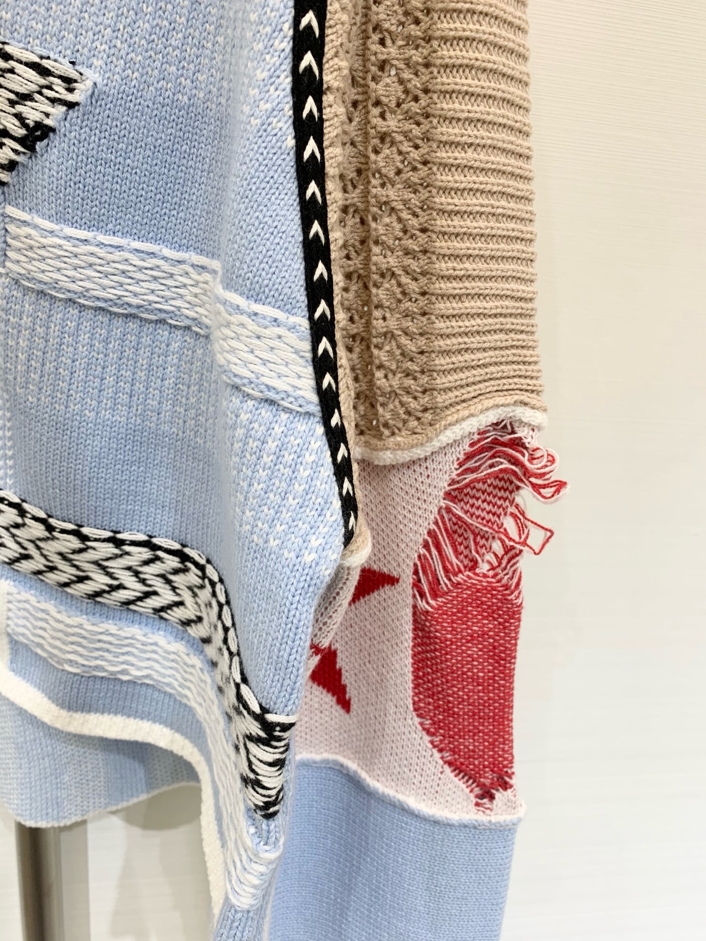 Sacai 25早秋新款 拼接撞色V领针织衫 前长后短设计 多位拼接设计 一件需要超级废料 不同材质与色