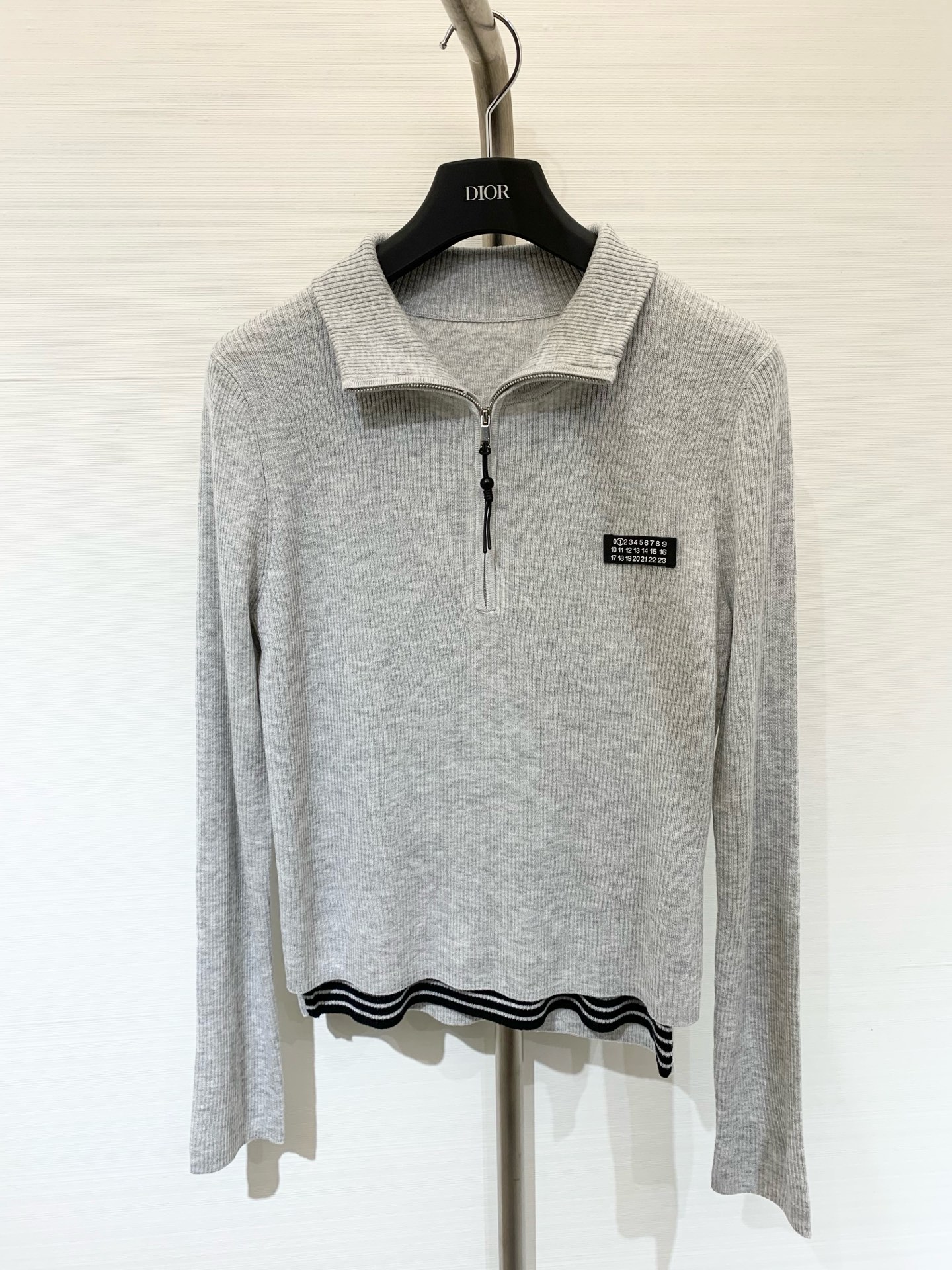 NO:499381,MM6 25 early autumn new model, fake two-piece spliced ​​striped lapel knitted long sleeves, half-pull long sleeves, wool fabric is very soft and comfortable, hem layered stripes leaking fake two-piece trick, high-end simple items, two-color sml,,masion margiela,alexander wang19860909MM6 25早秋新款 假两件拼接条纹翻领针织长袖 半拉式长袖 羊毛面料非常柔软舒适 下摆分层漏出条纹假两件小心机 高级简约单品 两色sml,,masion margiela,alexander wang,Women's clothing