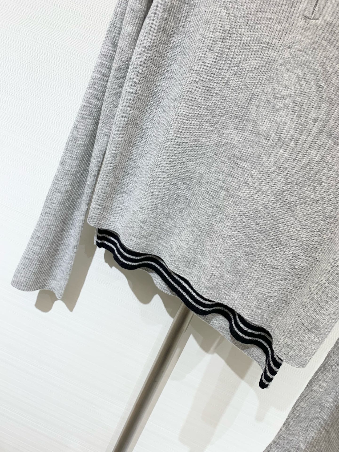 MM6 25早秋新款 假两件拼接条纹翻领针织长袖 半拉式长袖 羊毛面料非常柔软舒适 下摆分层漏出条纹假两