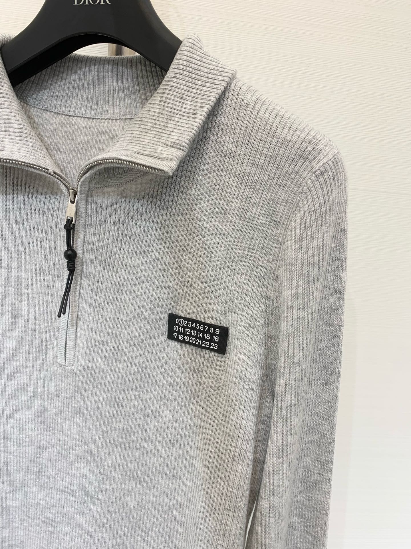 MM6 25早秋新款 假两件拼接条纹翻领针织长袖 半拉式长袖 羊毛面料非常柔软舒适 下摆分层漏出条纹假两