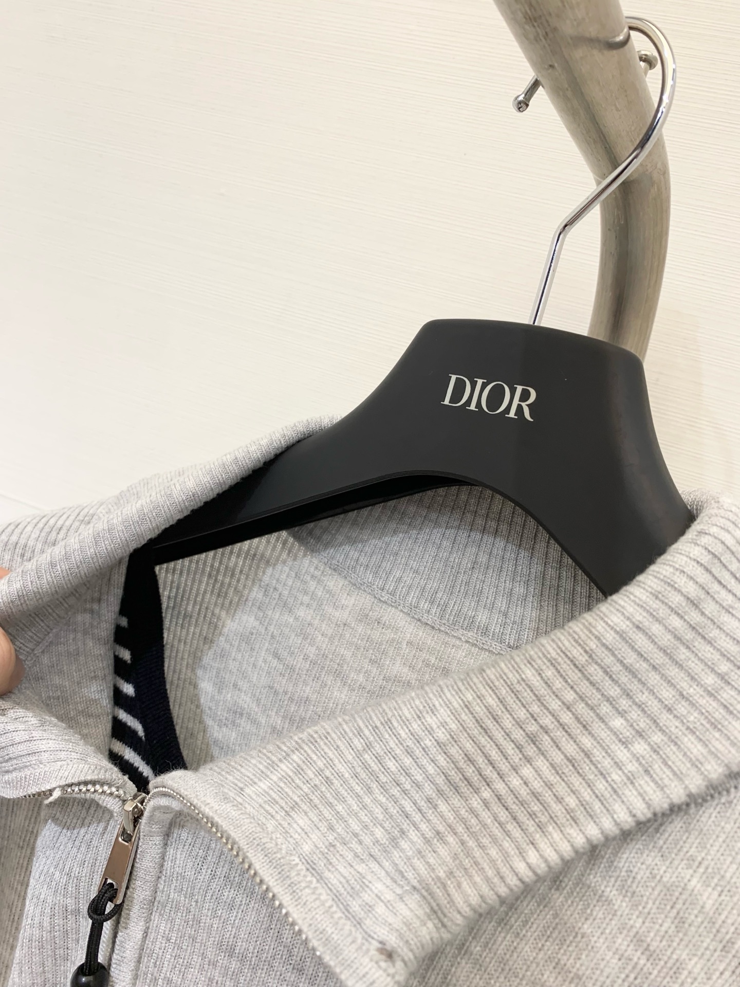 MM6 25早秋新款 假两件拼接条纹翻领针织长袖 半拉式长袖 羊毛面料非常柔软舒适 下摆分层漏出条纹假两