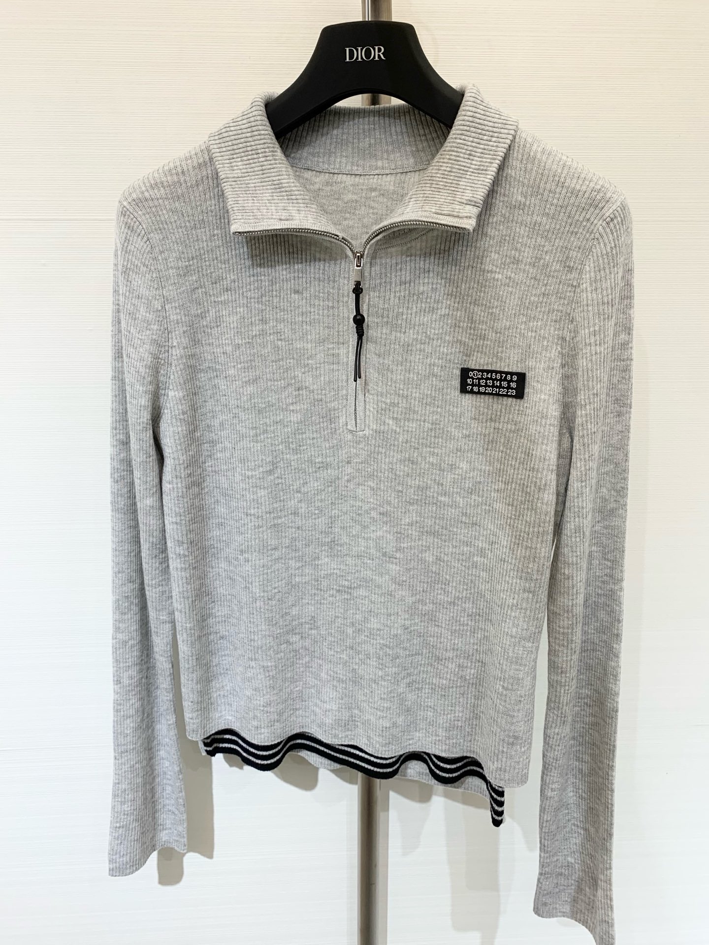 MM6 25早秋新款 假两件拼接条纹翻领针织长袖 半拉式长袖 羊毛面料非常柔软舒适 下摆分层漏出条纹假两