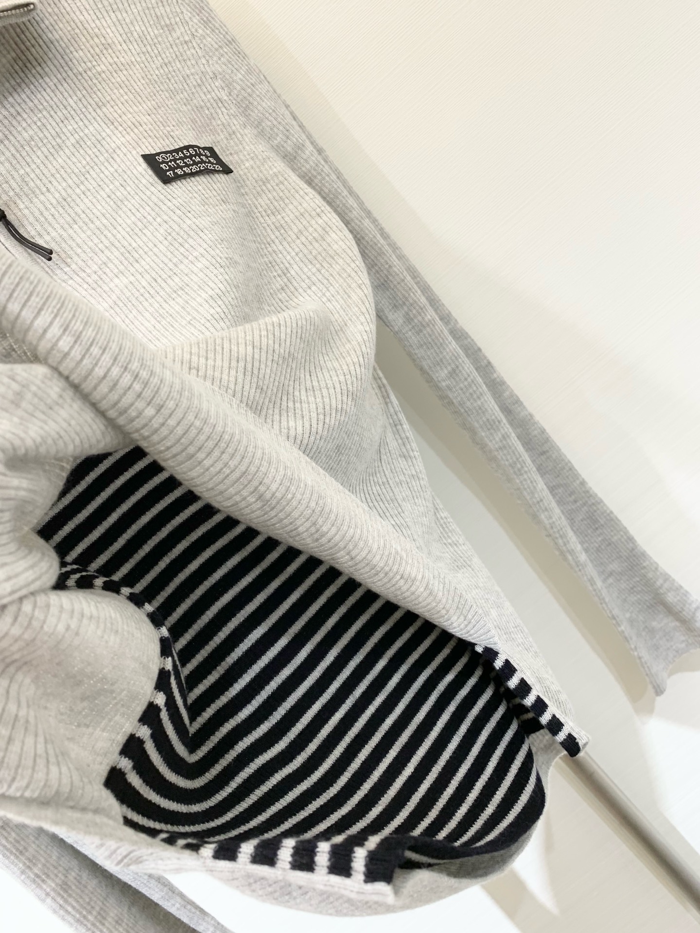 MM6 25早秋新款 假两件拼接条纹翻领针织长袖 半拉式长袖 羊毛面料非常柔软舒适 下摆分层漏出条纹假两