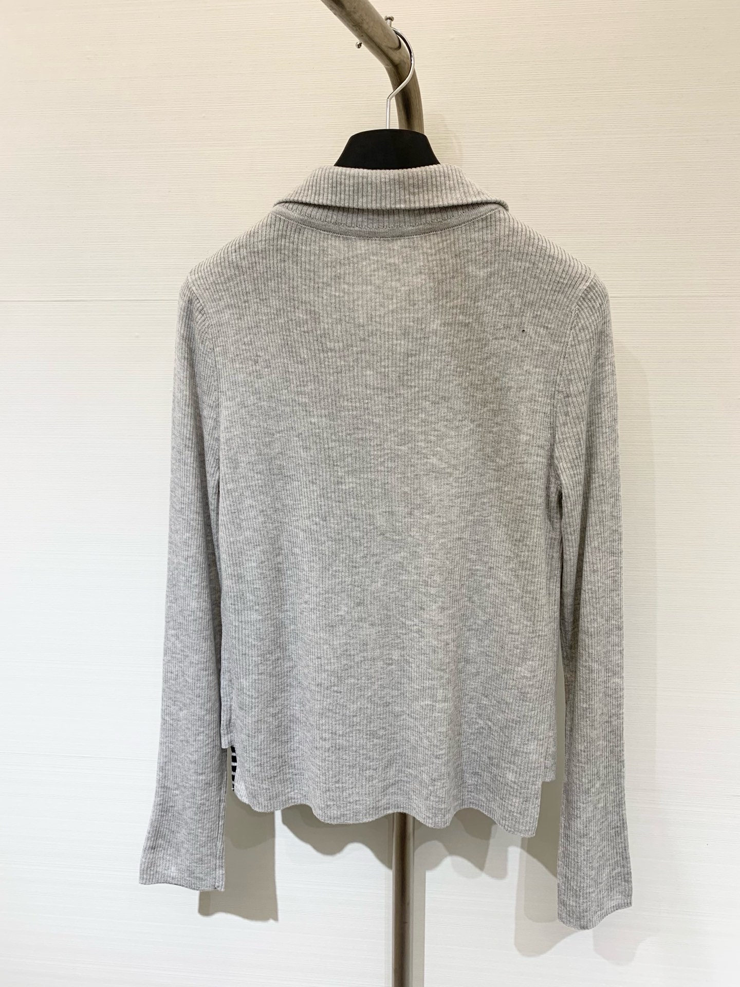 MM6 25早秋新款 假两件拼接条纹翻领针织长袖 半拉式长袖 羊毛面料非常柔软舒适 下摆分层漏出条纹假两