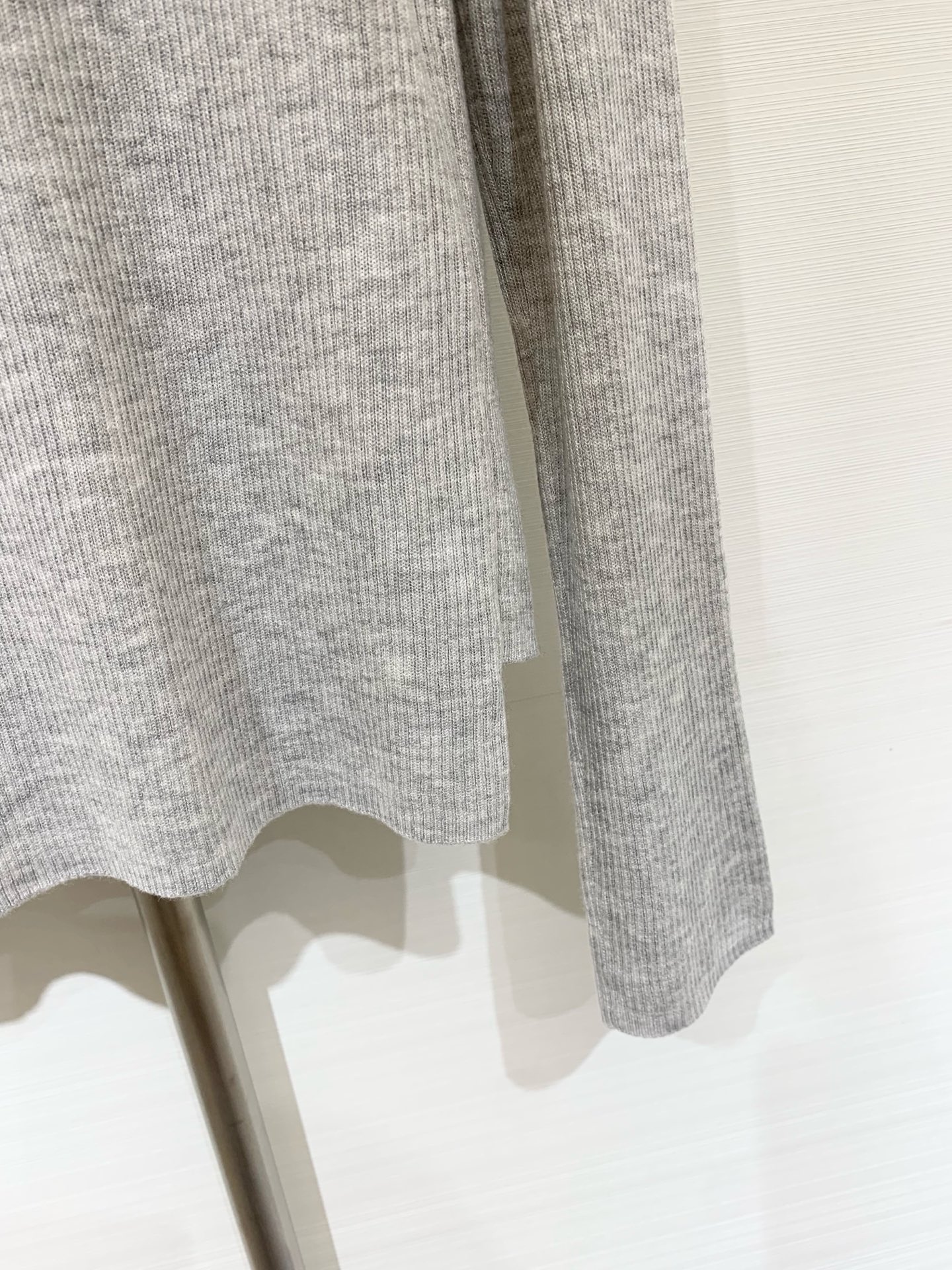 MM6 25早秋新款 假两件拼接条纹翻领针织长袖 半拉式长袖 羊毛面料非常柔软舒适 下摆分层漏出条纹假两