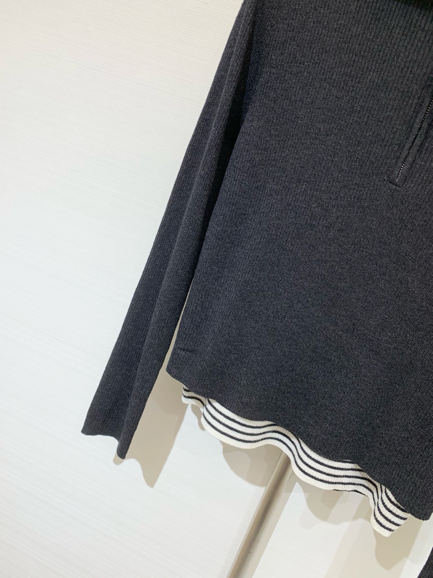 MM6 25早秋新款 假两件拼接条纹翻领针织长袖 半拉式长袖 羊毛面料非常柔软舒适 下摆分层漏出条纹假两