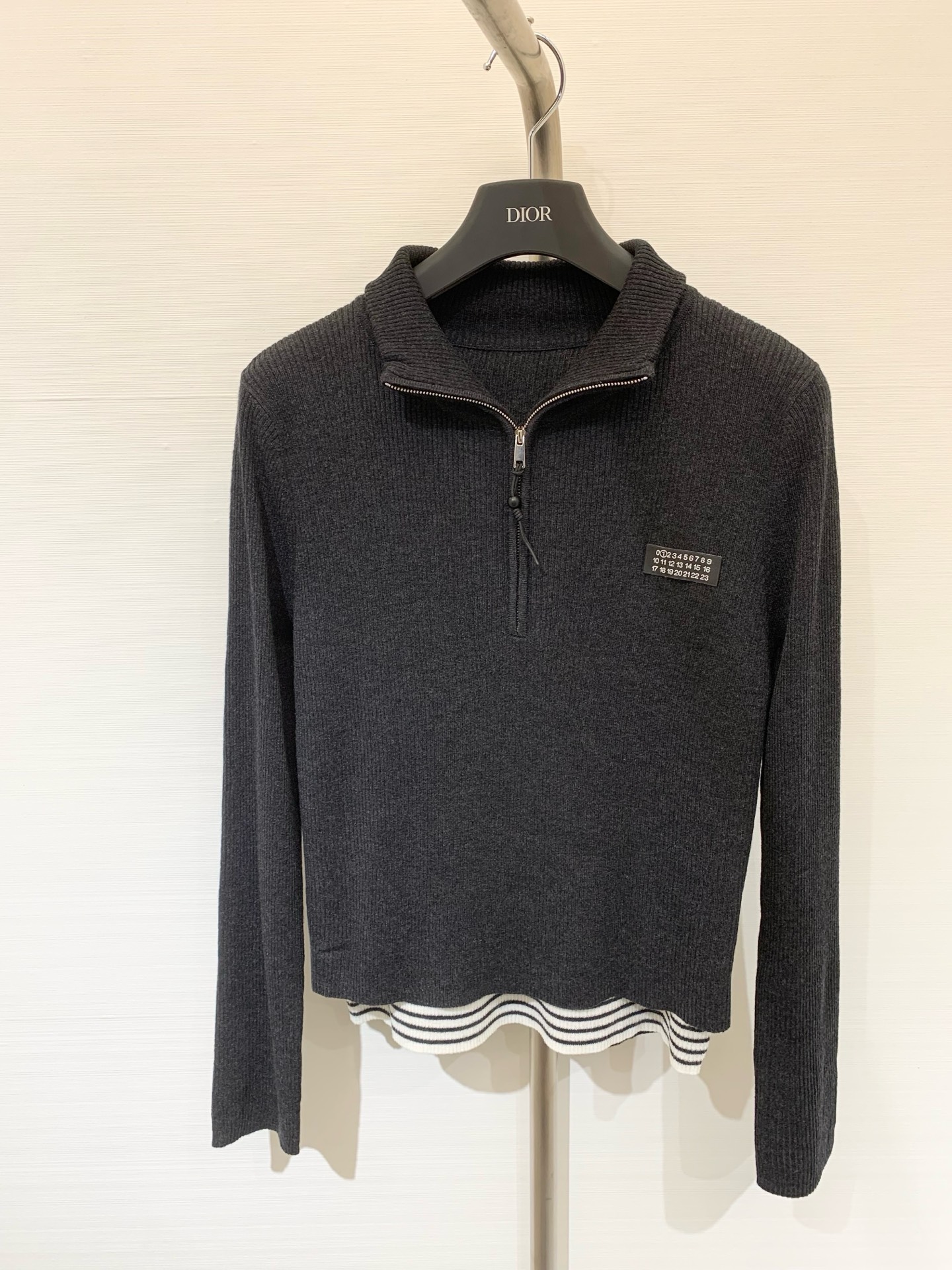 NO:499383,MM6 25 early autumn new model, fake two-piece spliced ​​striped lapel knitted long sleeves, half-pull long sleeves, wool fabric is very soft and comfortable, hem layered stripes leaking fake two-piece trick, high-end simple items, two-color sml,,masion margiela,alexander wang19860909MM6 25早秋新款 假两件拼接条纹翻领针织长袖 半拉式长袖 羊毛面料非常柔软舒适 下摆分层漏出条纹假两件小心机 高级简约单品 两色sml,,masion margiela,alexander wang,Women's clothing