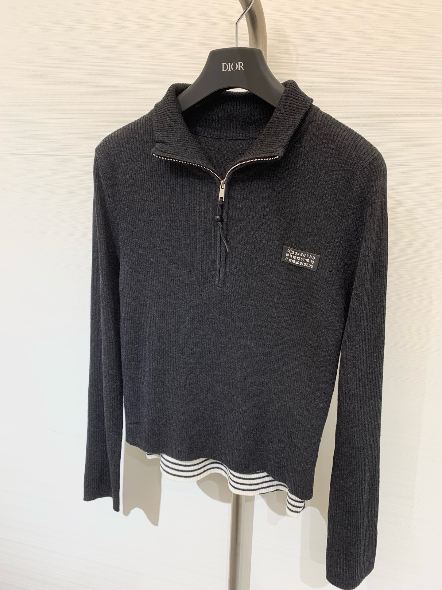 MM6 25早秋新款 假两件拼接条纹翻领针织长袖 半拉式长袖 羊毛面料非常柔软舒适 下摆分层漏出条纹假两