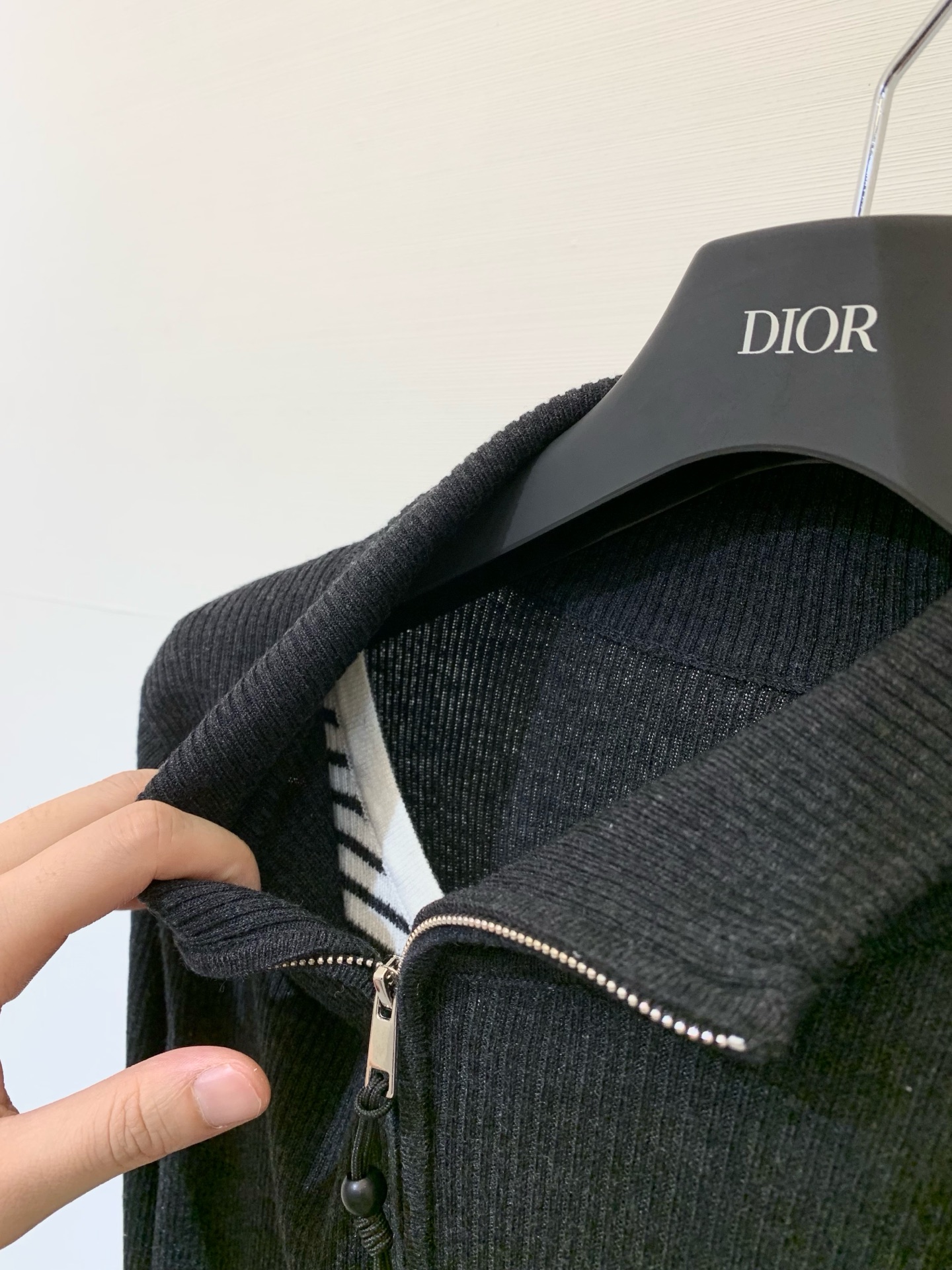 MM6 25早秋新款 假两件拼接条纹翻领针织长袖 半拉式长袖 羊毛面料非常柔软舒适 下摆分层漏出条纹假两