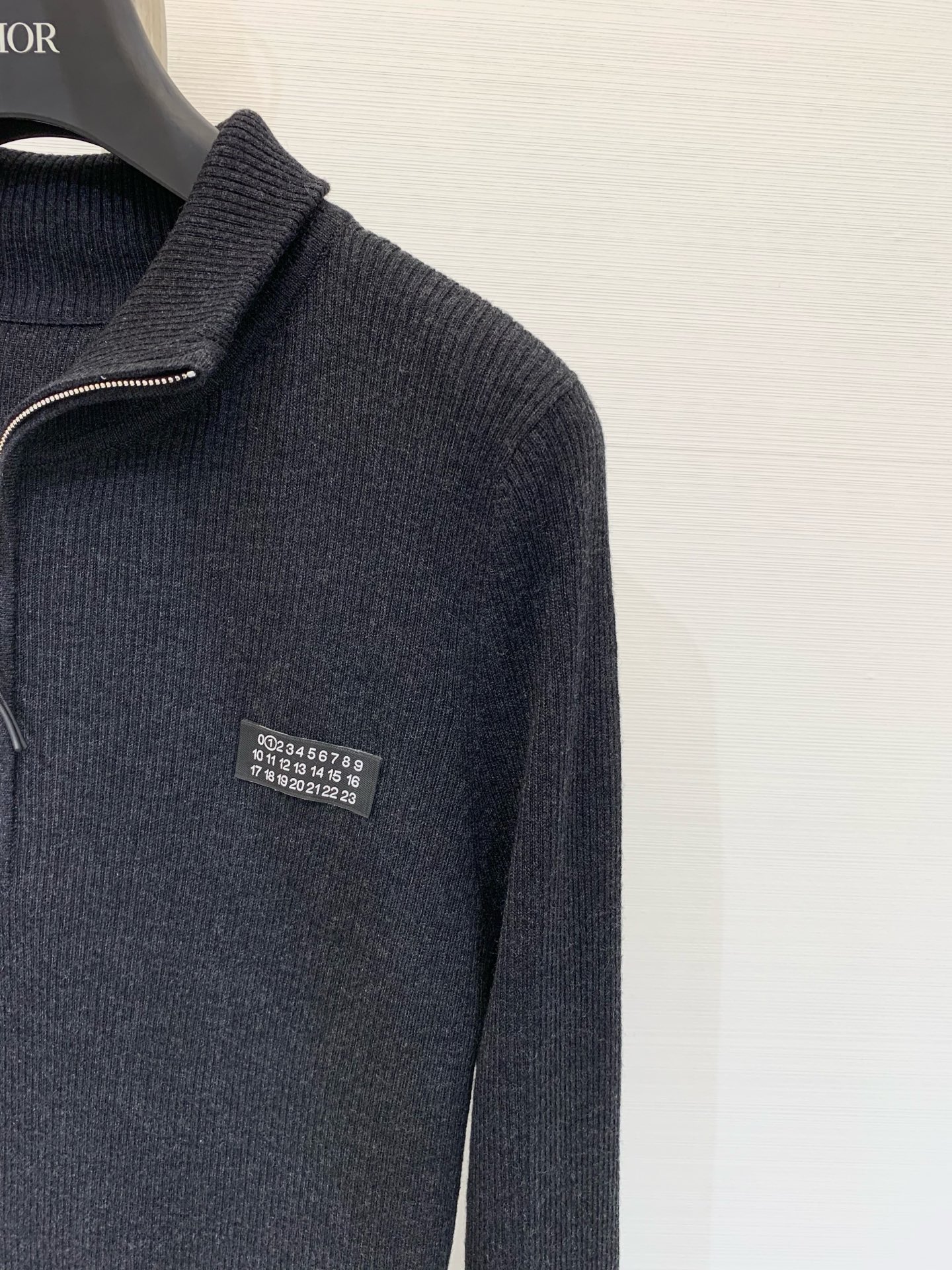 MM6 25早秋新款 假两件拼接条纹翻领针织长袖 半拉式长袖 羊毛面料非常柔软舒适 下摆分层漏出条纹假两