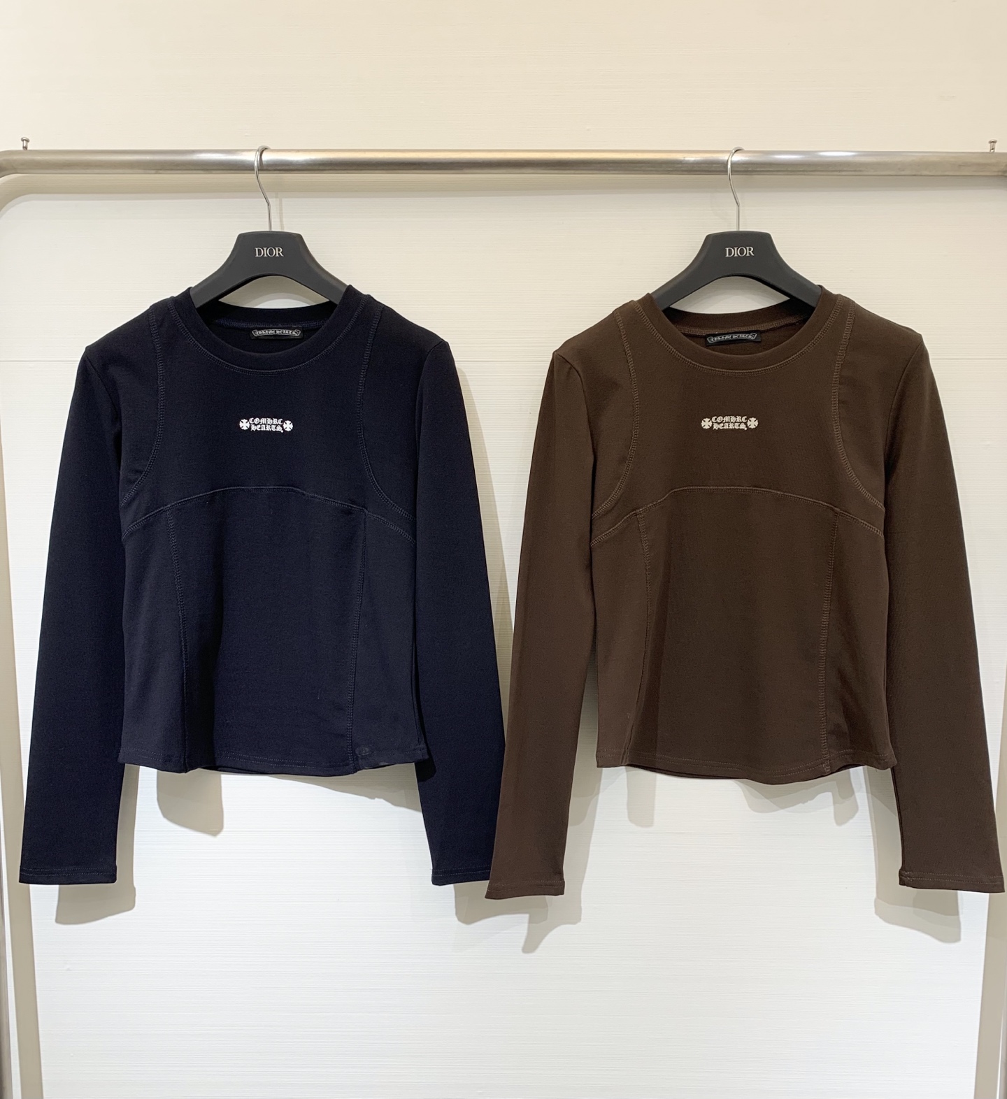 CH克罗心 25早秋新款 圆领长袖T恤 胸前印花梵文设计 后背领子经典元素纽扣点缀 高腰短款版型 轻松塑