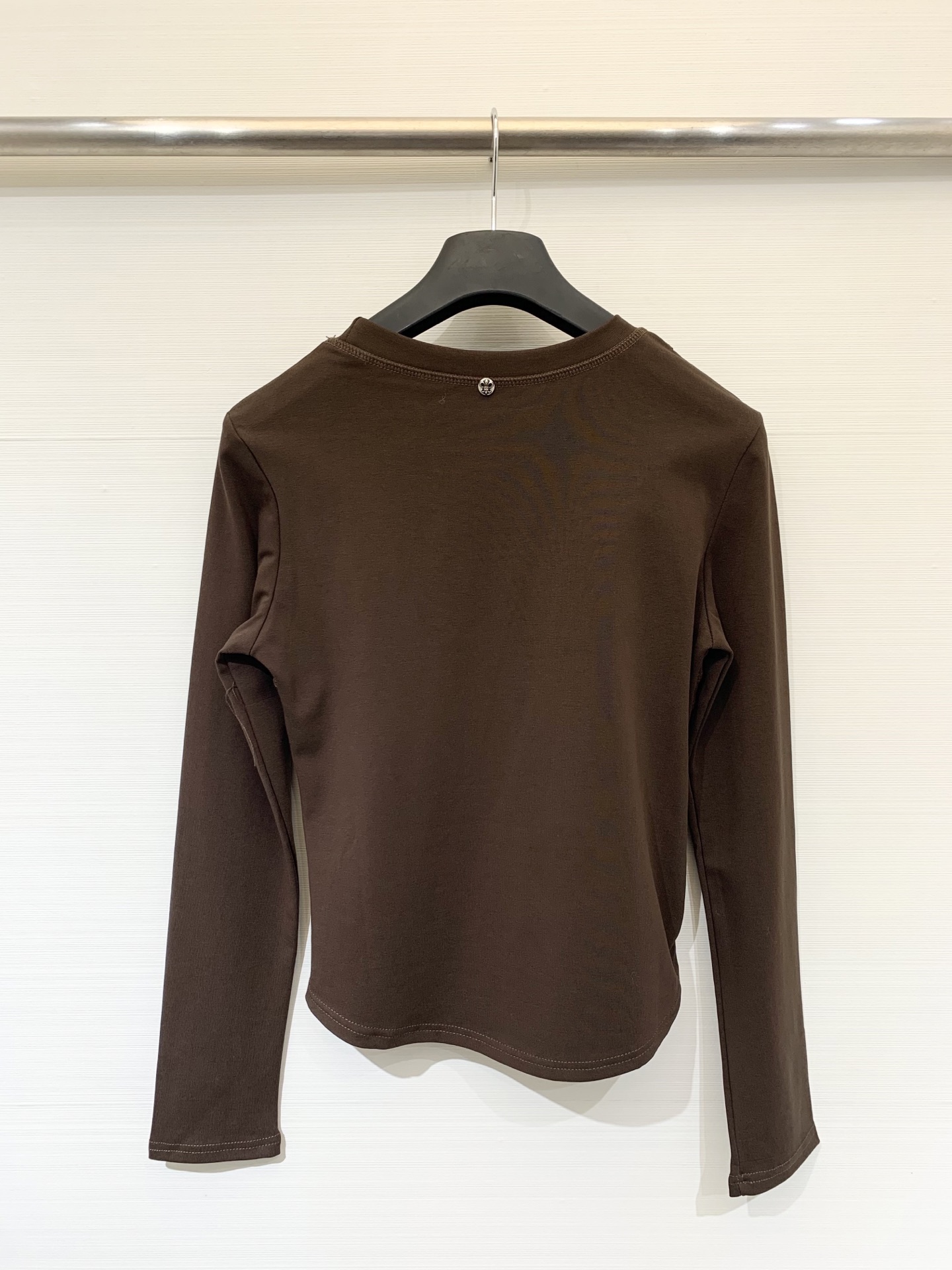 CH克罗心 25早秋新款 圆领长袖T恤 胸前印花梵文设计 后背领子经典元素纽扣点缀 高腰短款版型 轻松塑