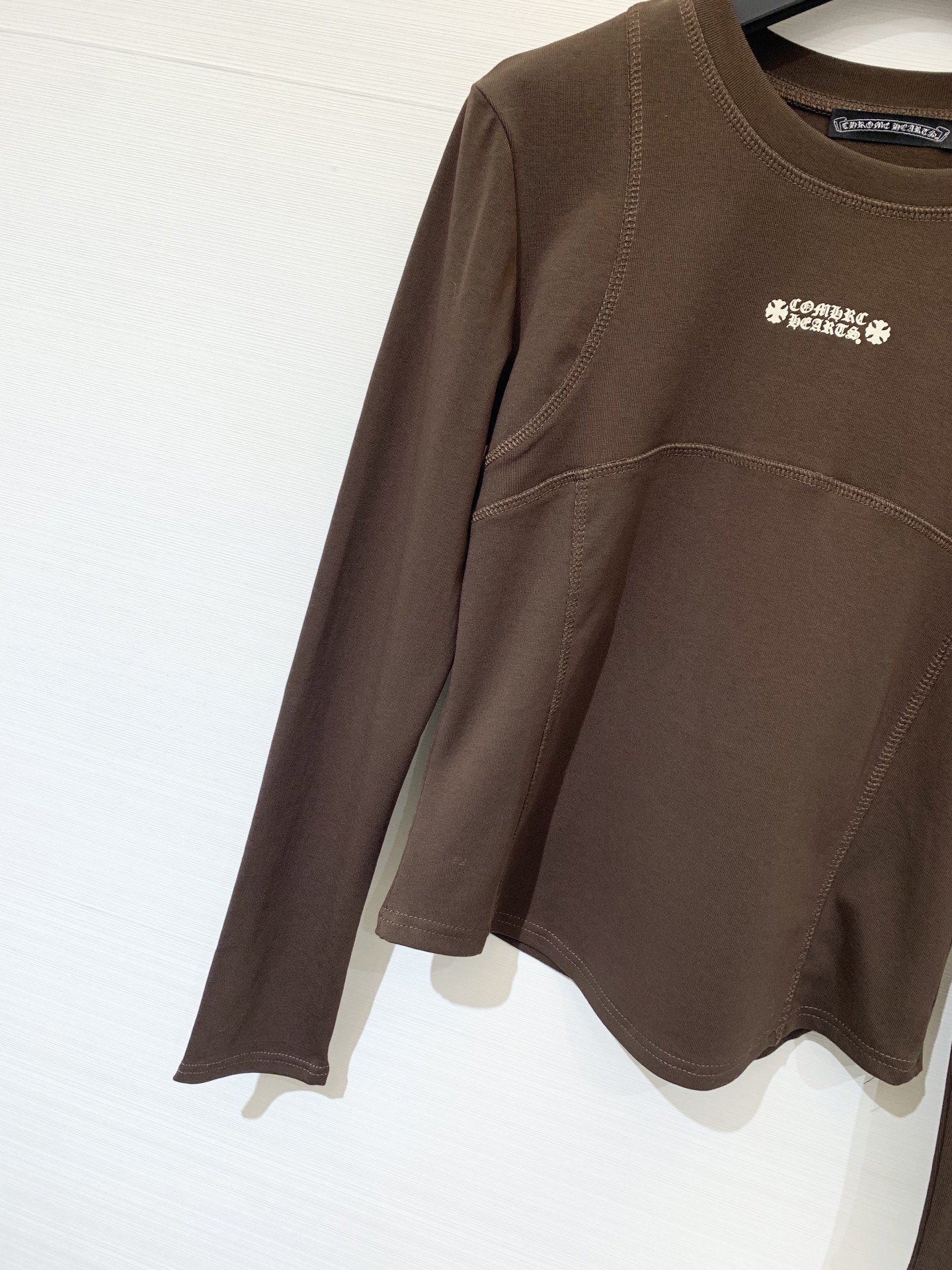 CH克罗心 25早秋新款 圆领长袖T恤 胸前印花梵文设计 后背领子经典元素纽扣点缀 高腰短款版型 轻松塑