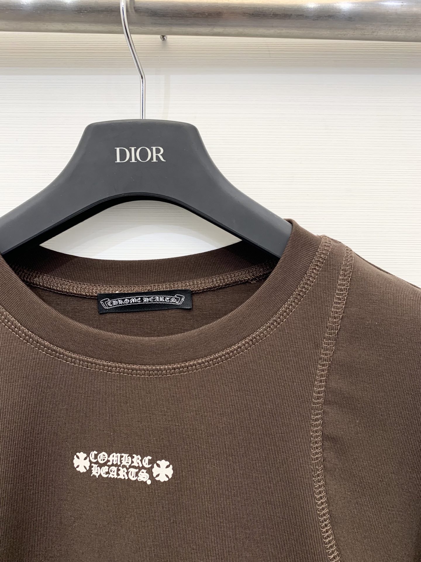 CH克罗心 25早秋新款 圆领长袖T恤 胸前印花梵文设计 后背领子经典元素纽扣点缀 高腰短款版型 轻松塑