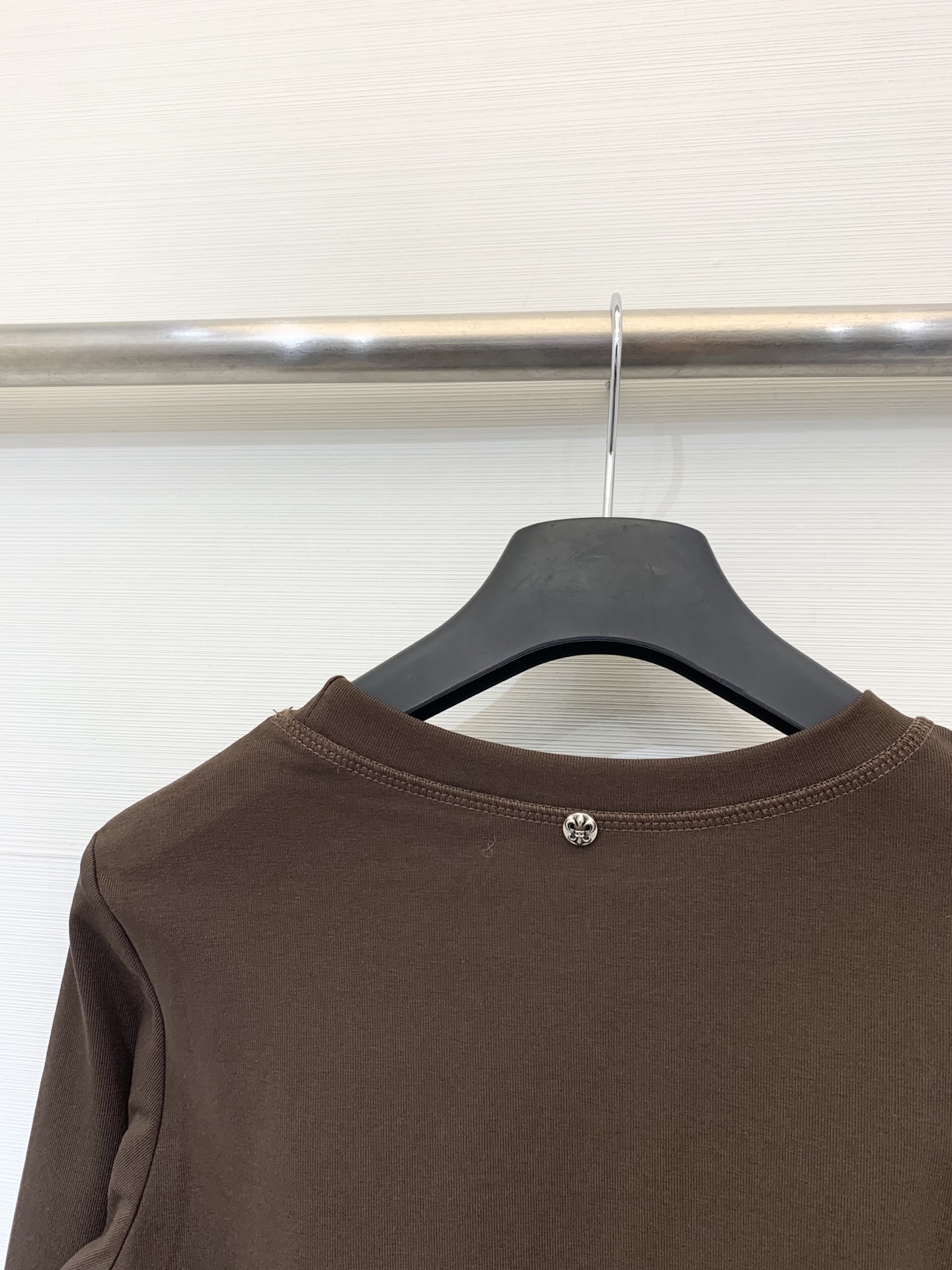 CH克罗心 25早秋新款 圆领长袖T恤 胸前印花梵文设计 后背领子经典元素纽扣点缀 高腰短款版型 轻松塑