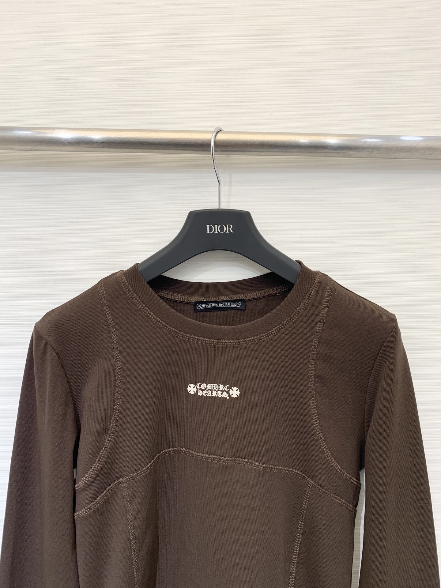 CH克罗心 25早秋新款 圆领长袖T恤 胸前印花梵文设计 后背领子经典元素纽扣点缀 高腰短款版型 轻松塑