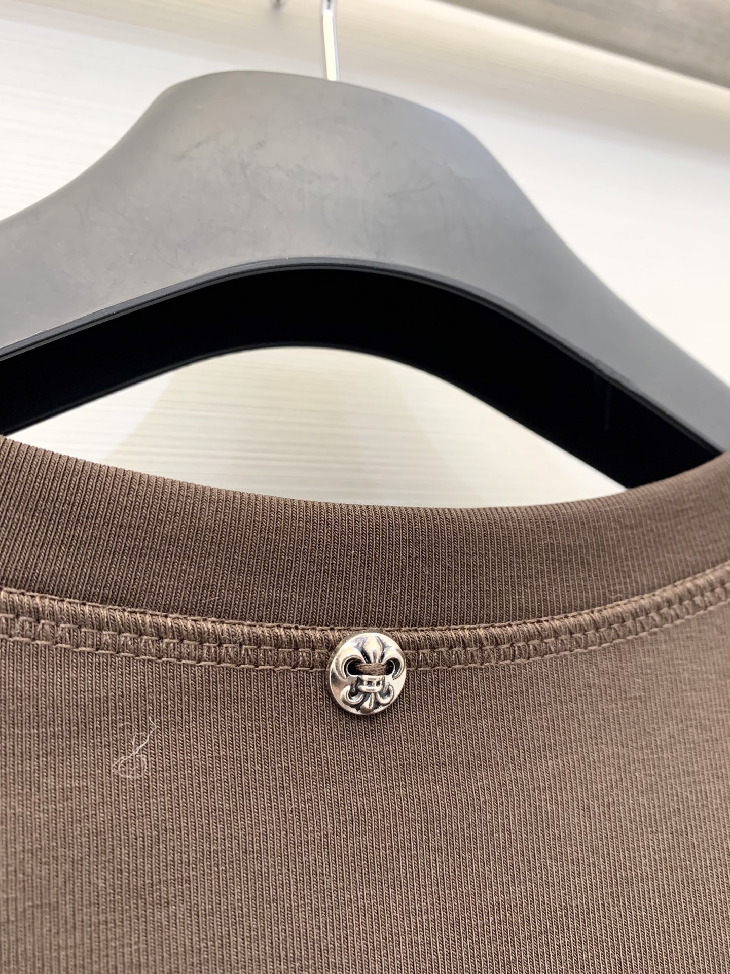 CH克罗心 25早秋新款 圆领长袖T恤 胸前印花梵文设计 后背领子经典元素纽扣点缀 高腰短款版型 轻松塑