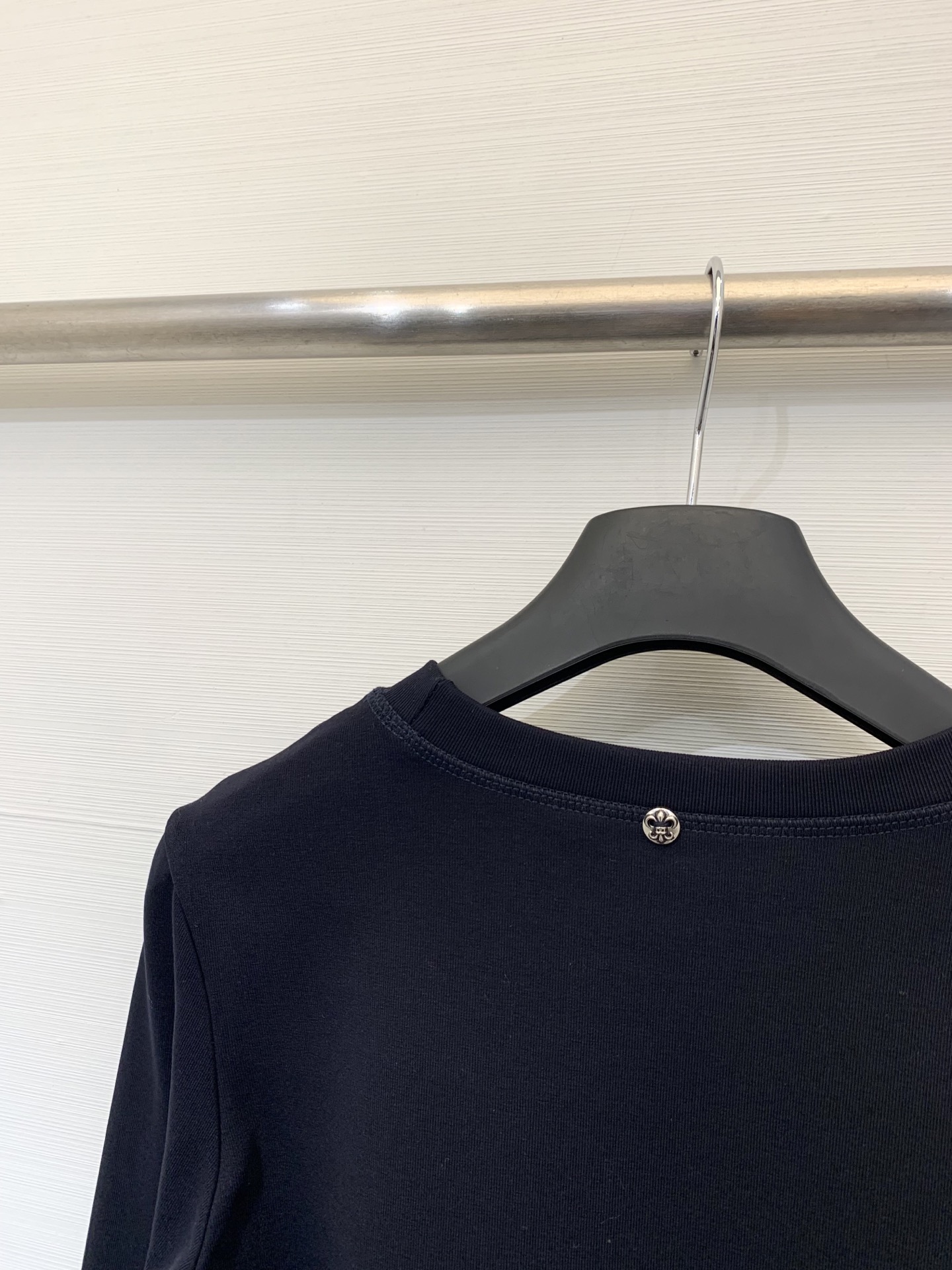 CH克罗心 25早秋新款 圆领长袖T恤 胸前印花梵文设计 后背领子经典元素纽扣点缀 高腰短款版型 轻松塑