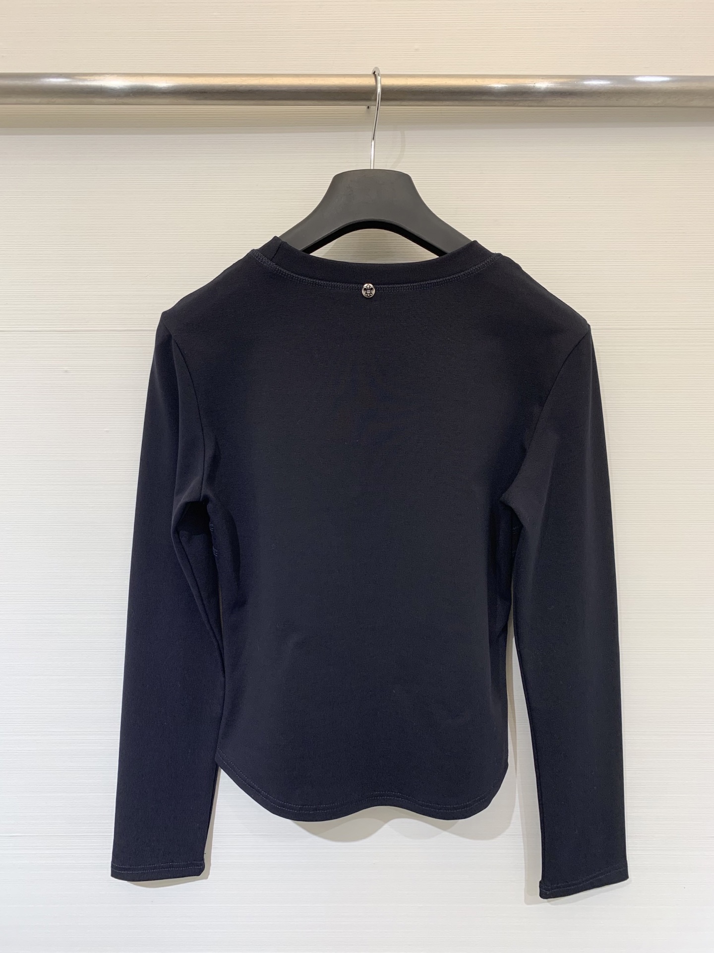 CH克罗心 25早秋新款 圆领长袖T恤 胸前印花梵文设计 后背领子经典元素纽扣点缀 高腰短款版型 轻松塑