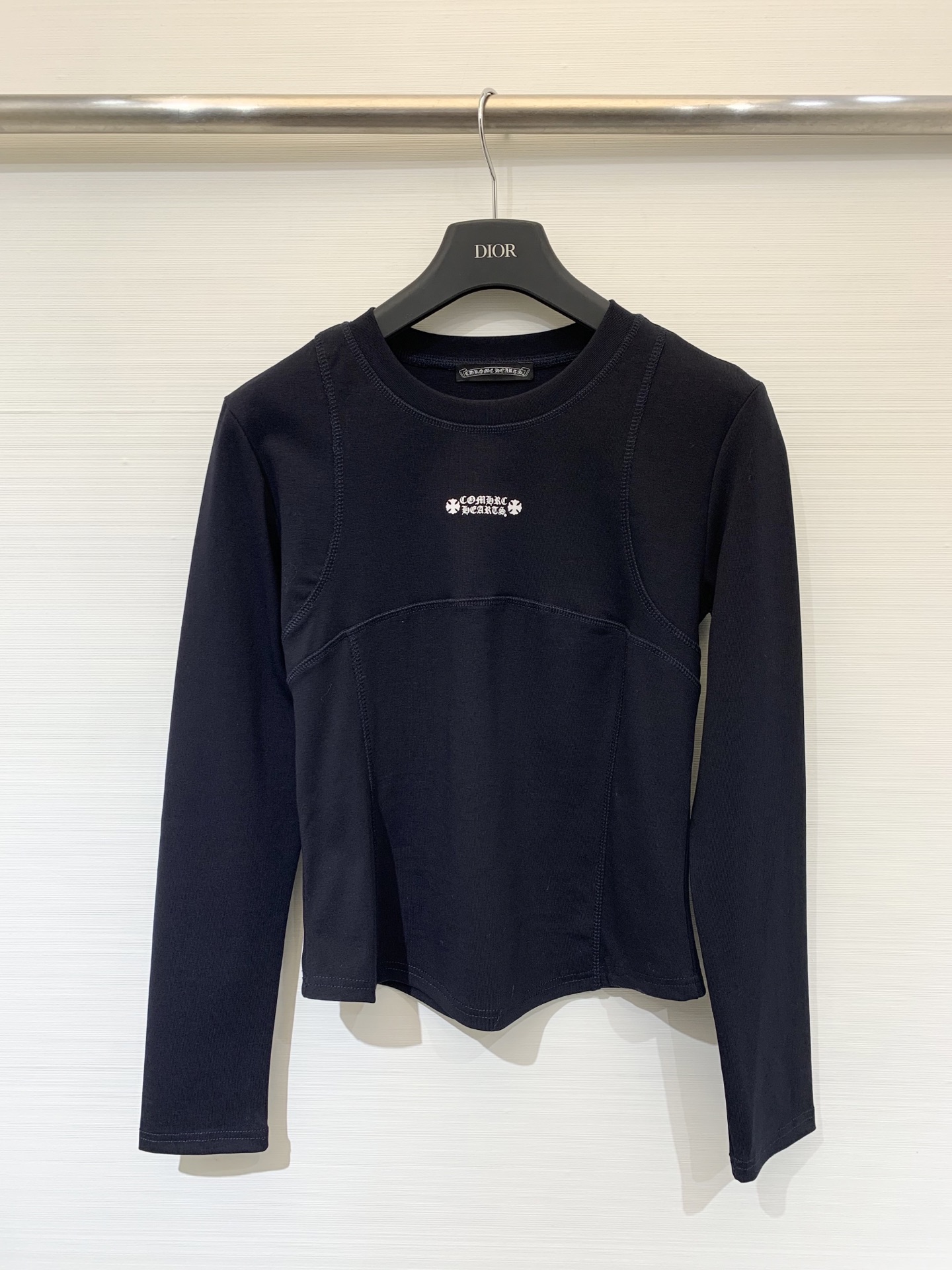 NO:500110,CH Croxin 25 early autumn new round neck long sleeve T-shirt with chest printed Sanskrit design classic elements button embellishment with back collar High waist short style Easy to shape the body and show the figure Two-color sml, chrome hearts,tees, t-shirt,alexander wang19860909CH克罗心 25早秋新款 圆领长袖T恤 胸前印花梵文设计 后背领子经典元素纽扣点缀 高腰短款版型 轻松塑身显身材 两色sml,,chrome hearts,tees，t-shirt,alexander wang,Women's clothing