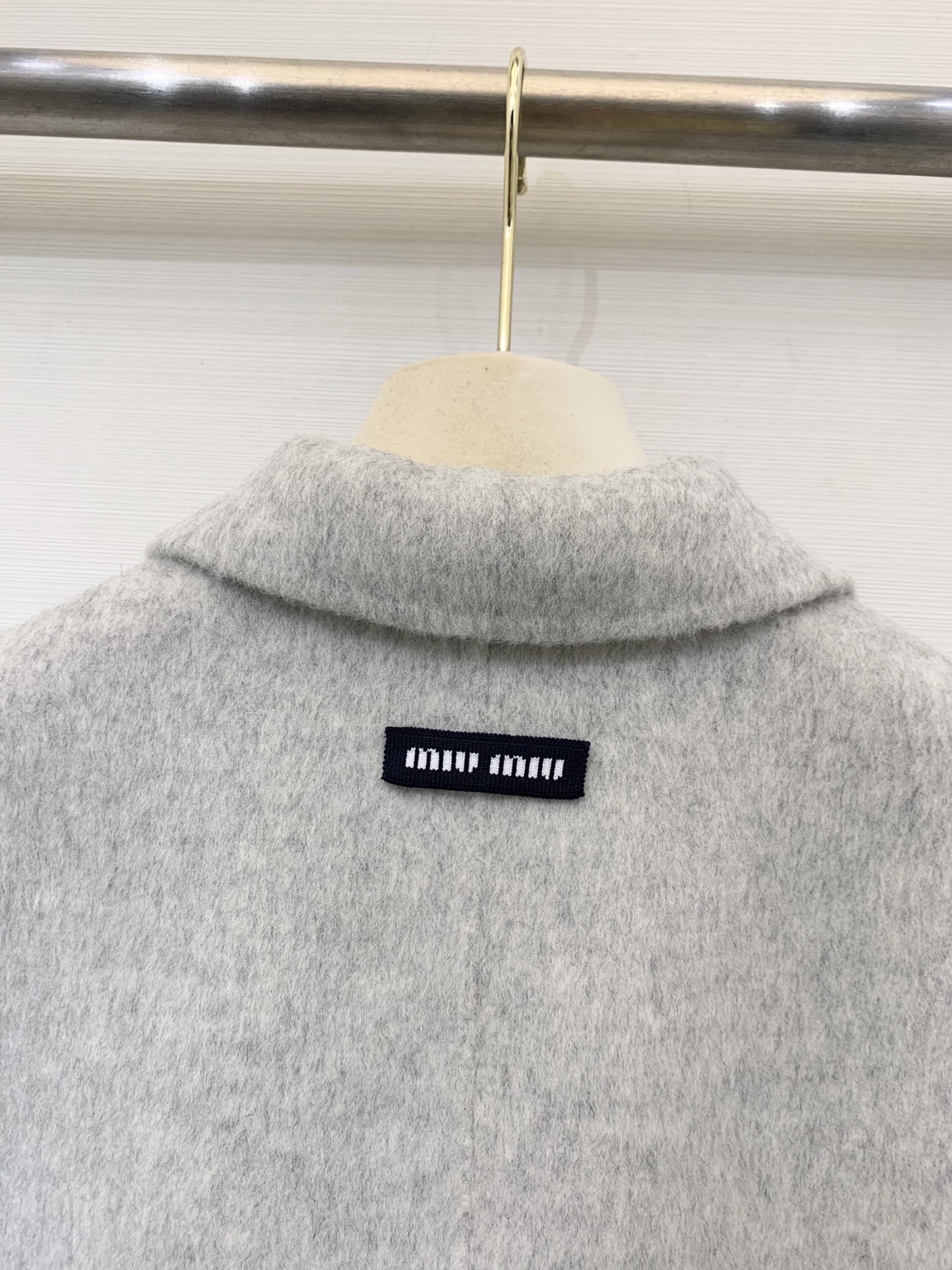 MIUMI* 🖤🤍25秋冬系列款 单排一粒扣双面羊绒西服外套 选用10%羊绒90%羊毛混纺面料 经典格纹