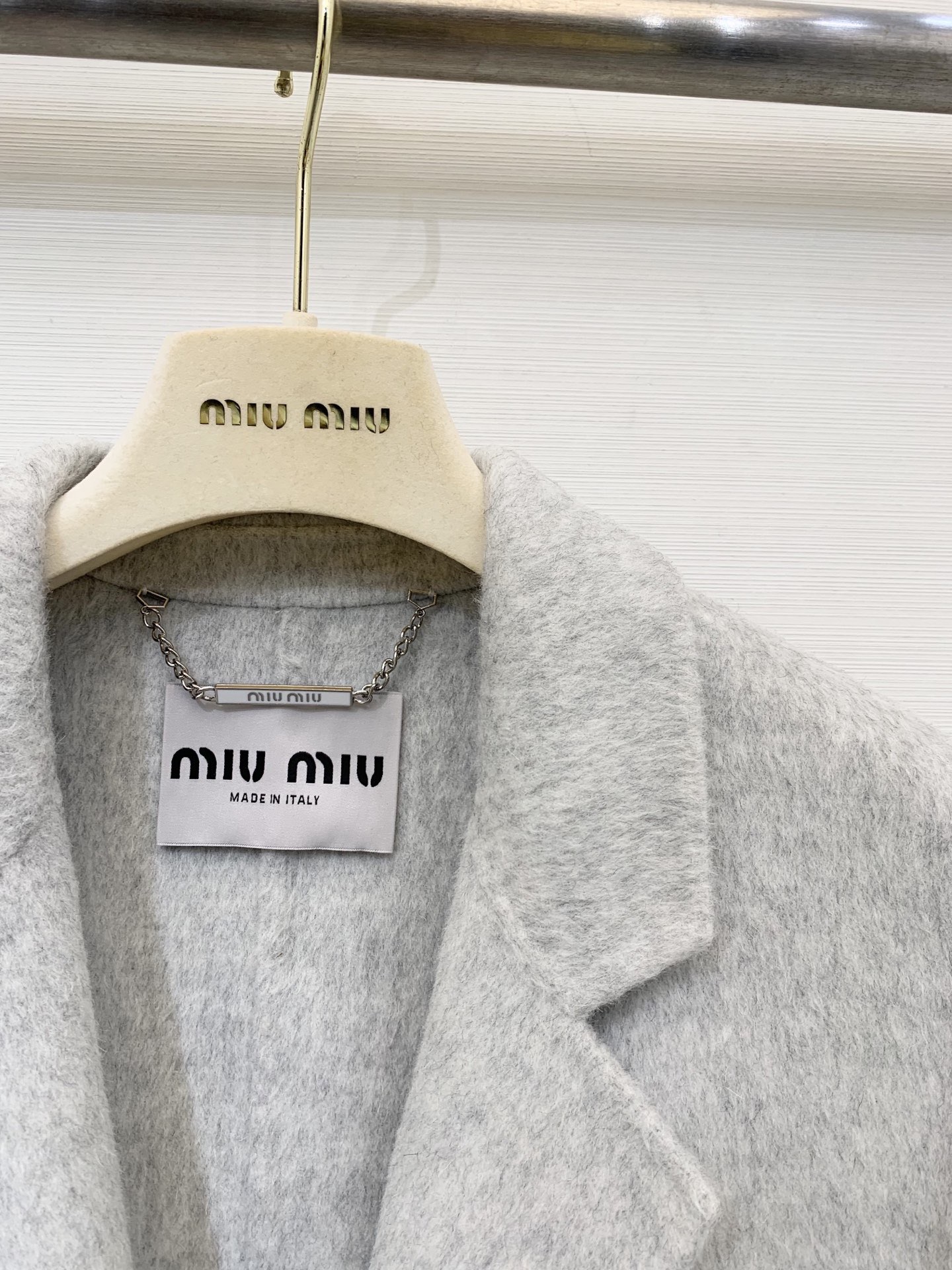 MIUMI* 🖤🤍25秋冬系列款 单排一粒扣双面羊绒西服外套 选用10%羊绒90%羊毛混纺面料 经典格纹