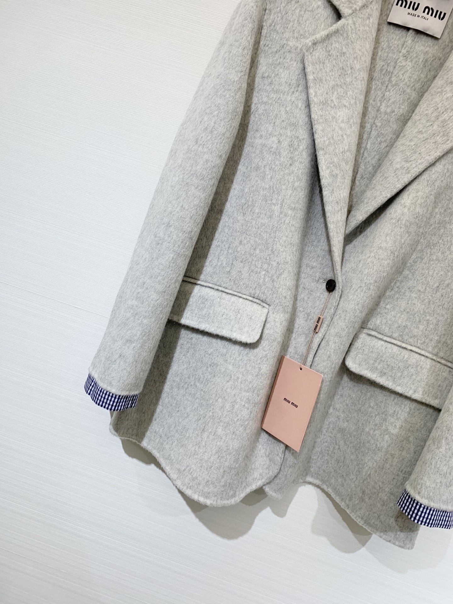 MIUMI* 🖤🤍25秋冬系列款 单排一粒扣双面羊绒西服外套 选用10%羊绒90%羊毛混纺面料 经典格纹