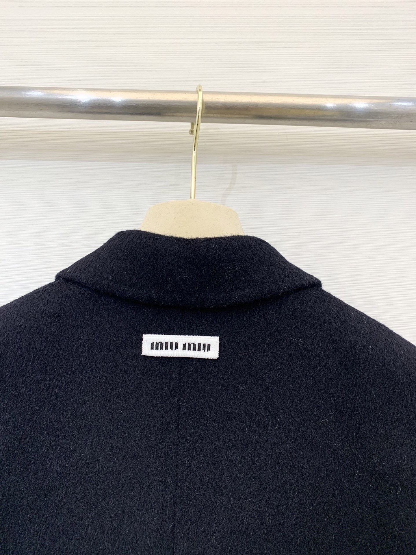 MIUMI* 🖤🤍25秋冬系列款 单排一粒扣双面羊绒西服外套 选用10%羊绒90%羊毛混纺面料 经典格纹